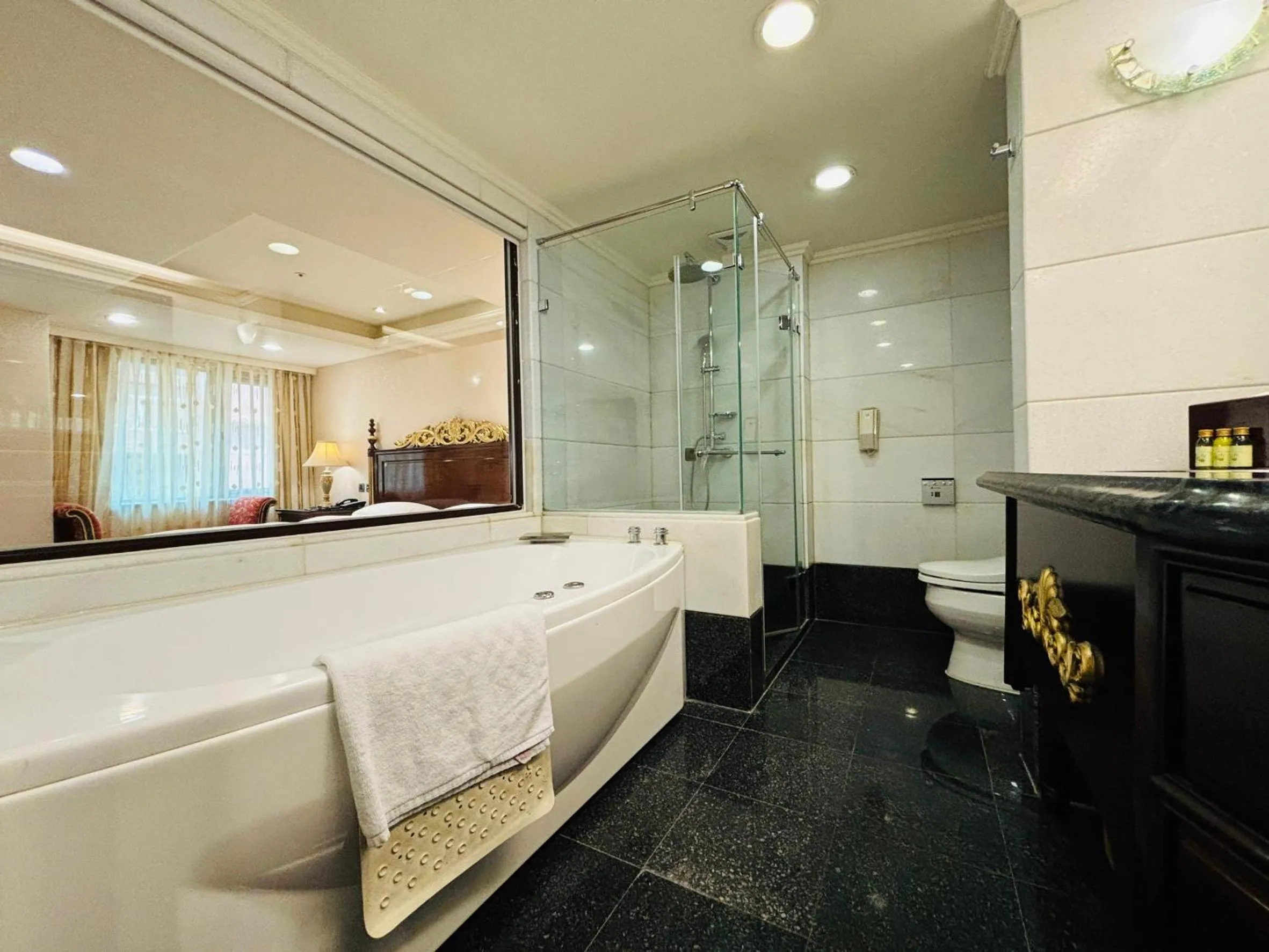 Bathroom in Royal Seasons Hotel Taipei ‧ Nanjing W.