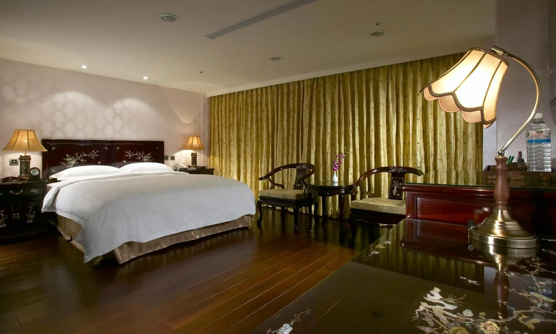Photo of the whole room, Bed in Royal Seasons Hotel Taipei ‧ Nanjing W.