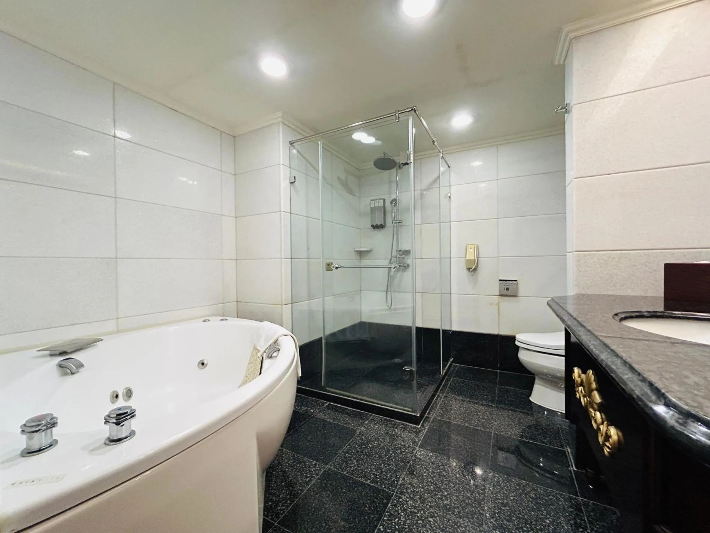Bathroom in Royal Seasons Hotel Taipei ‧ Nanjing W.