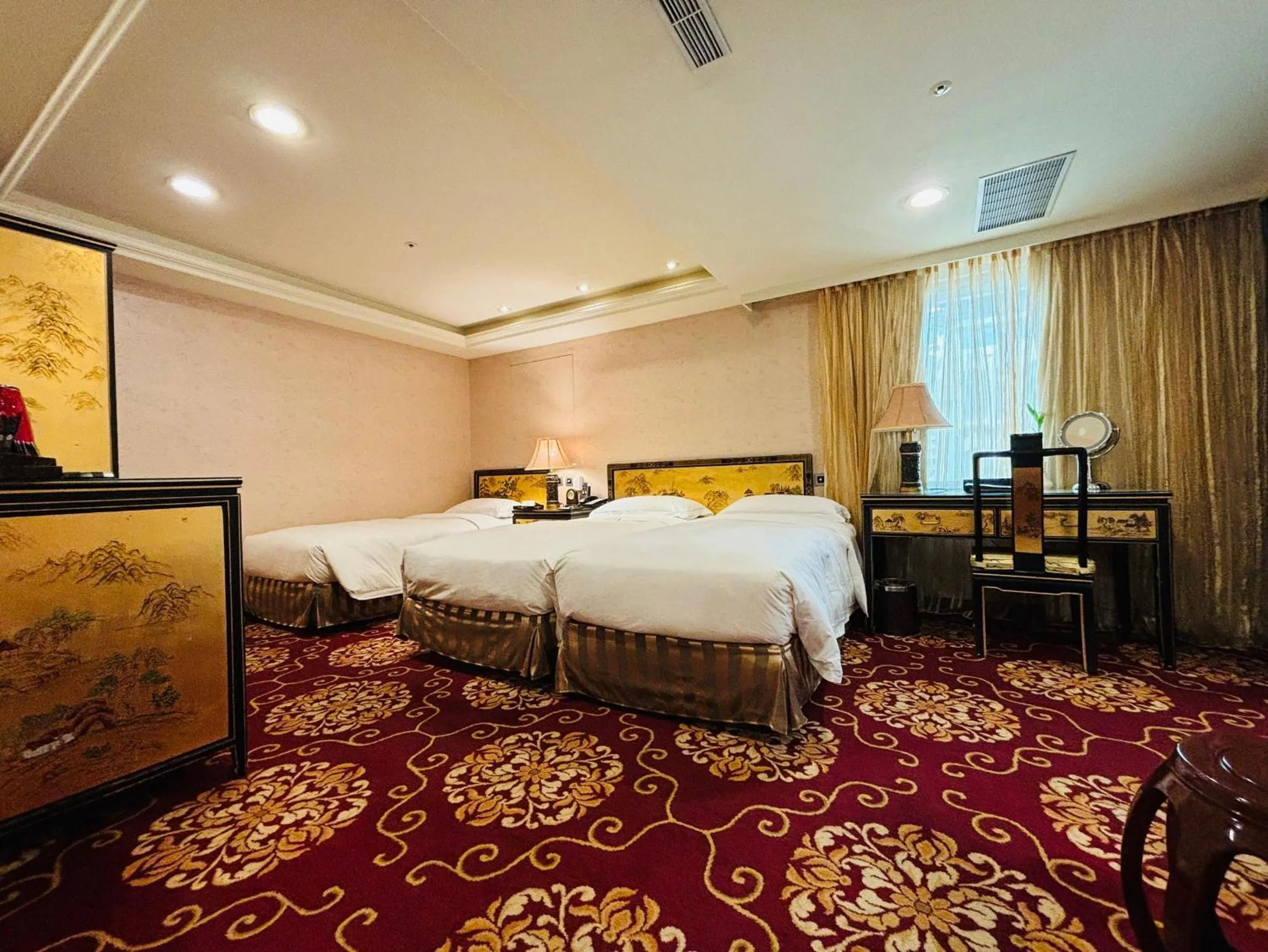 Bedroom, Bed in Royal Seasons Hotel Taipei ‧ Nanjing W.