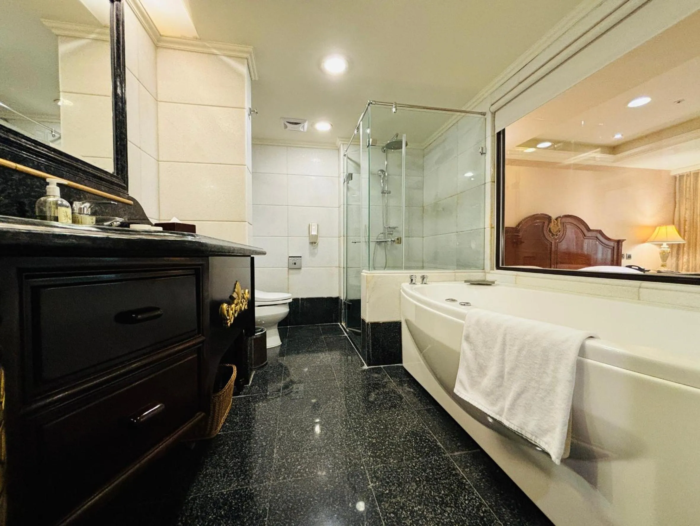 Bedroom in Royal Seasons Hotel Taipei ‧ Nanjing W.