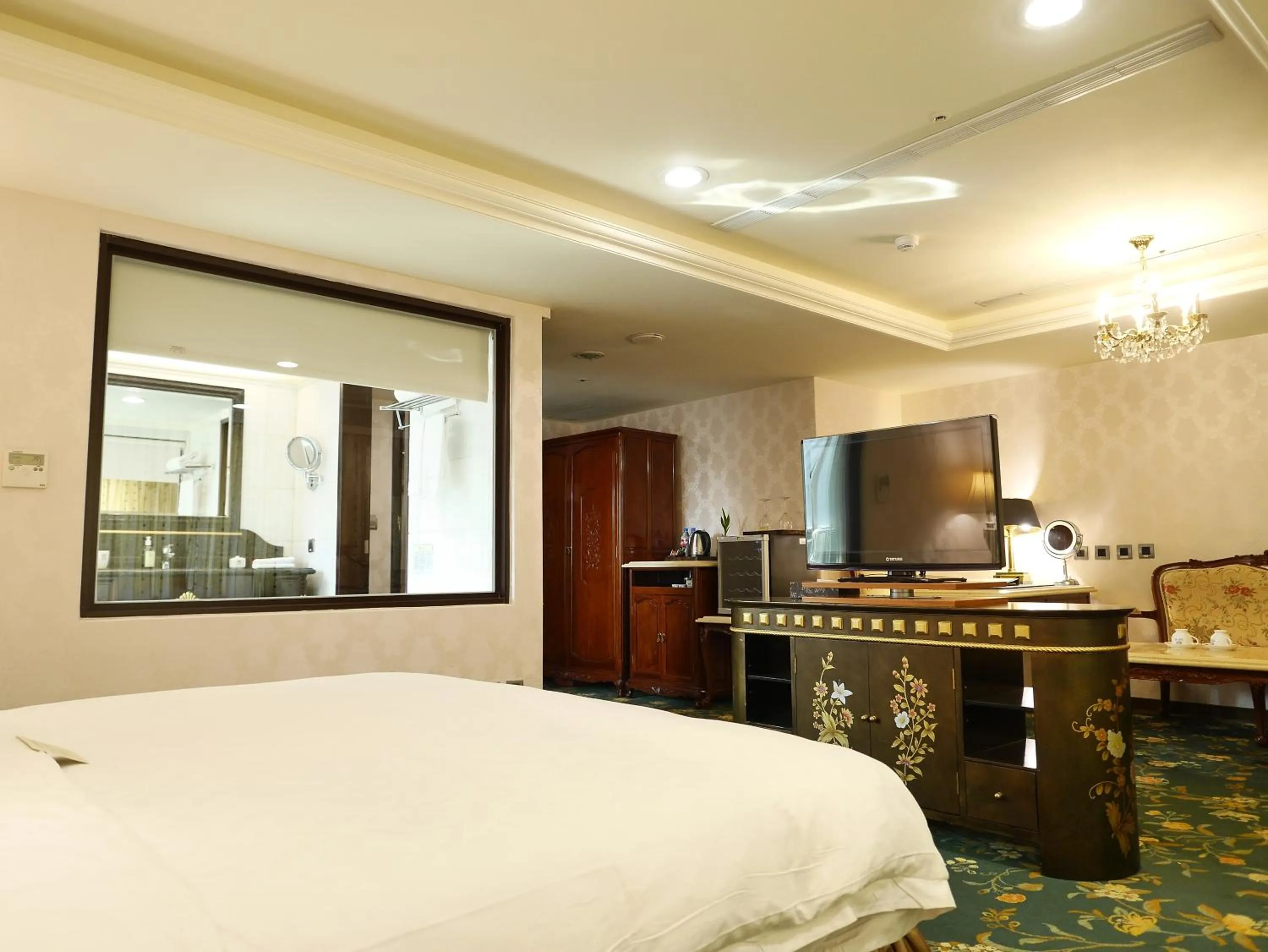 Coffee/tea facilities, Bed in Royal Seasons Hotel Taipei ‧ Nanjing W.