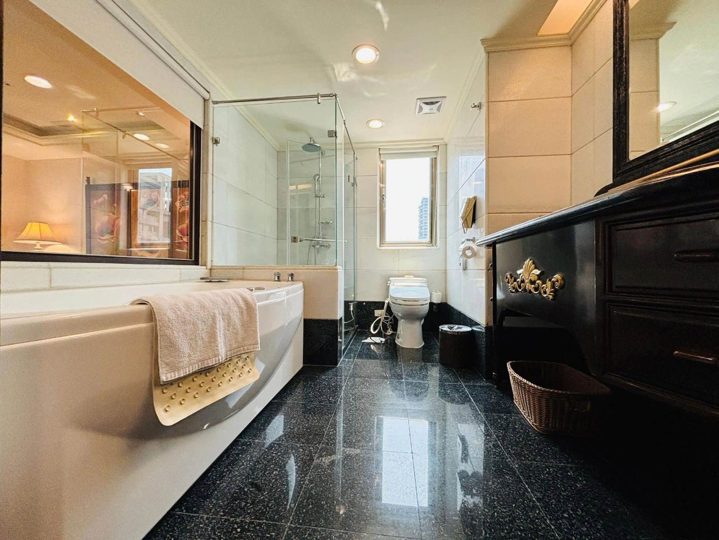 Bathroom, Bed in Royal Seasons Hotel Taipei ‧ Nanjing W.