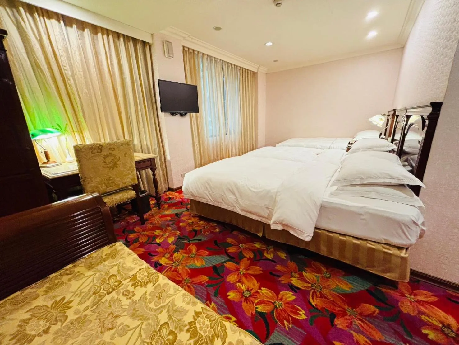Photo of the whole room, Bed in Royal Seasons Hotel Taipei ‧ Nanjing W.