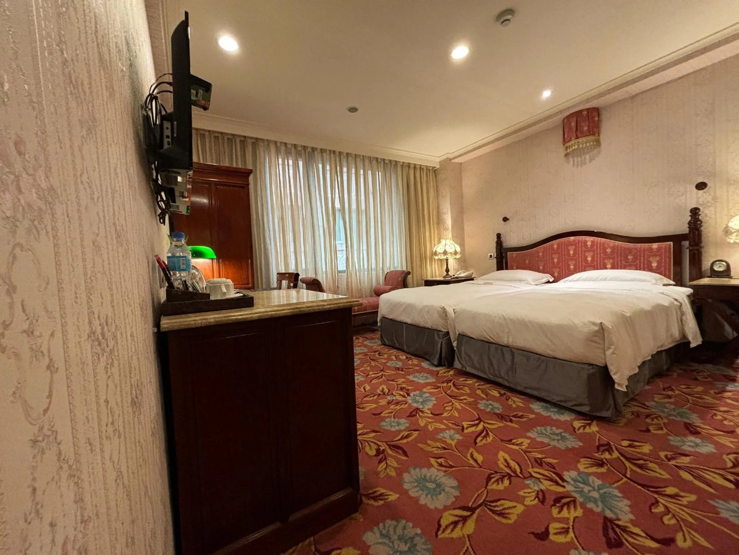 View (from property/room), Bed in Royal Seasons Hotel Taipei ‧ Nanjing W.
