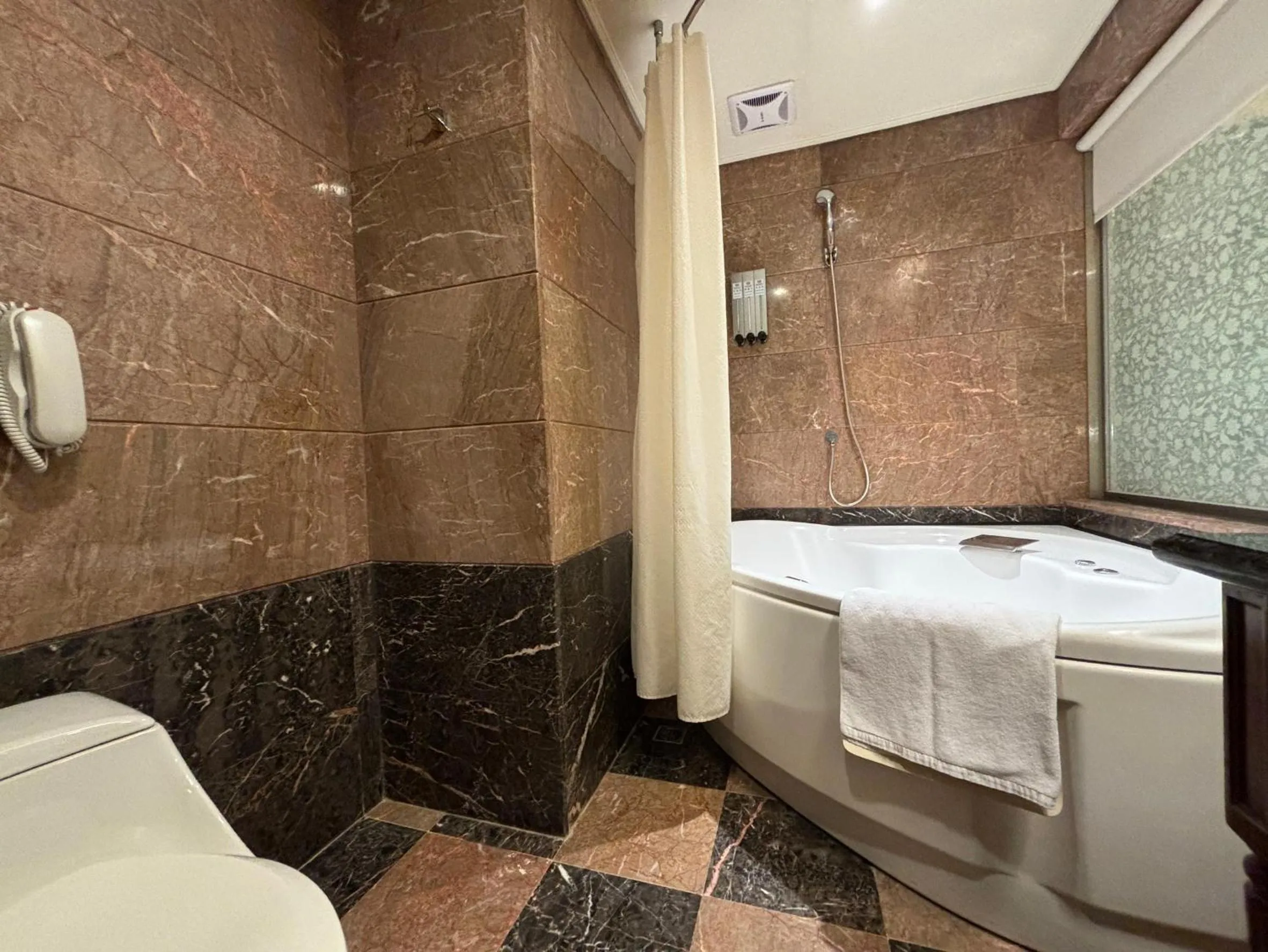 Toilet in Royal Seasons Hotel Taipei ‧ Nanjing W.