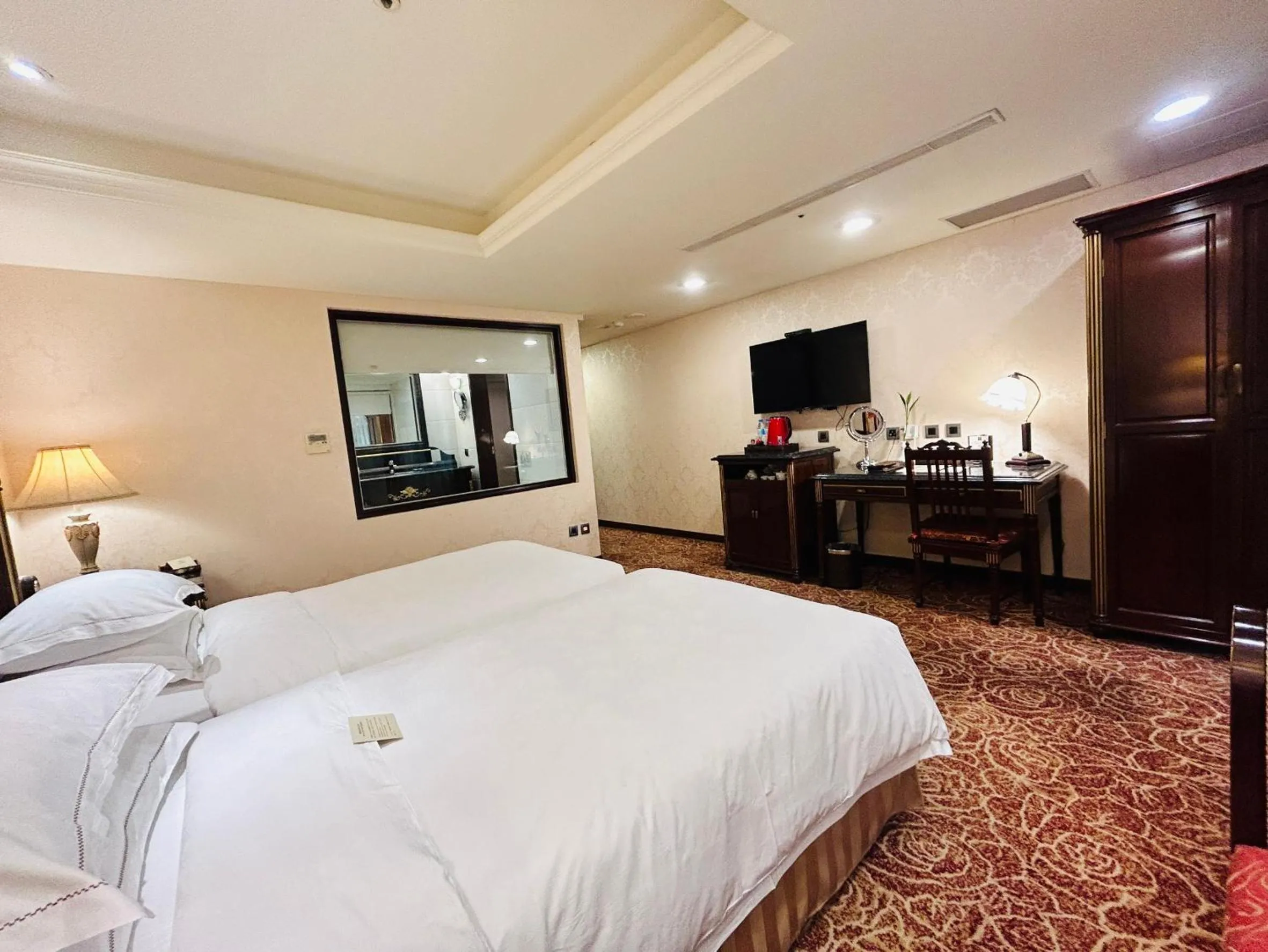 Bedroom, Bed in Royal Seasons Hotel Taipei ‧ Nanjing W.