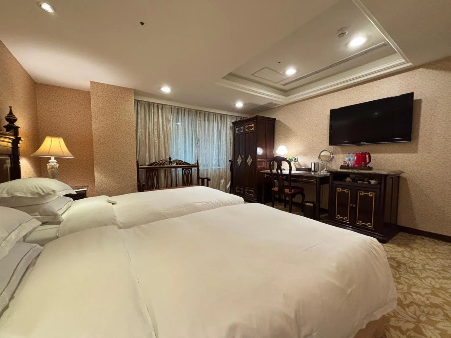 Photo of the whole room, Bed in Royal Seasons Hotel Taipei ‧ Nanjing W.