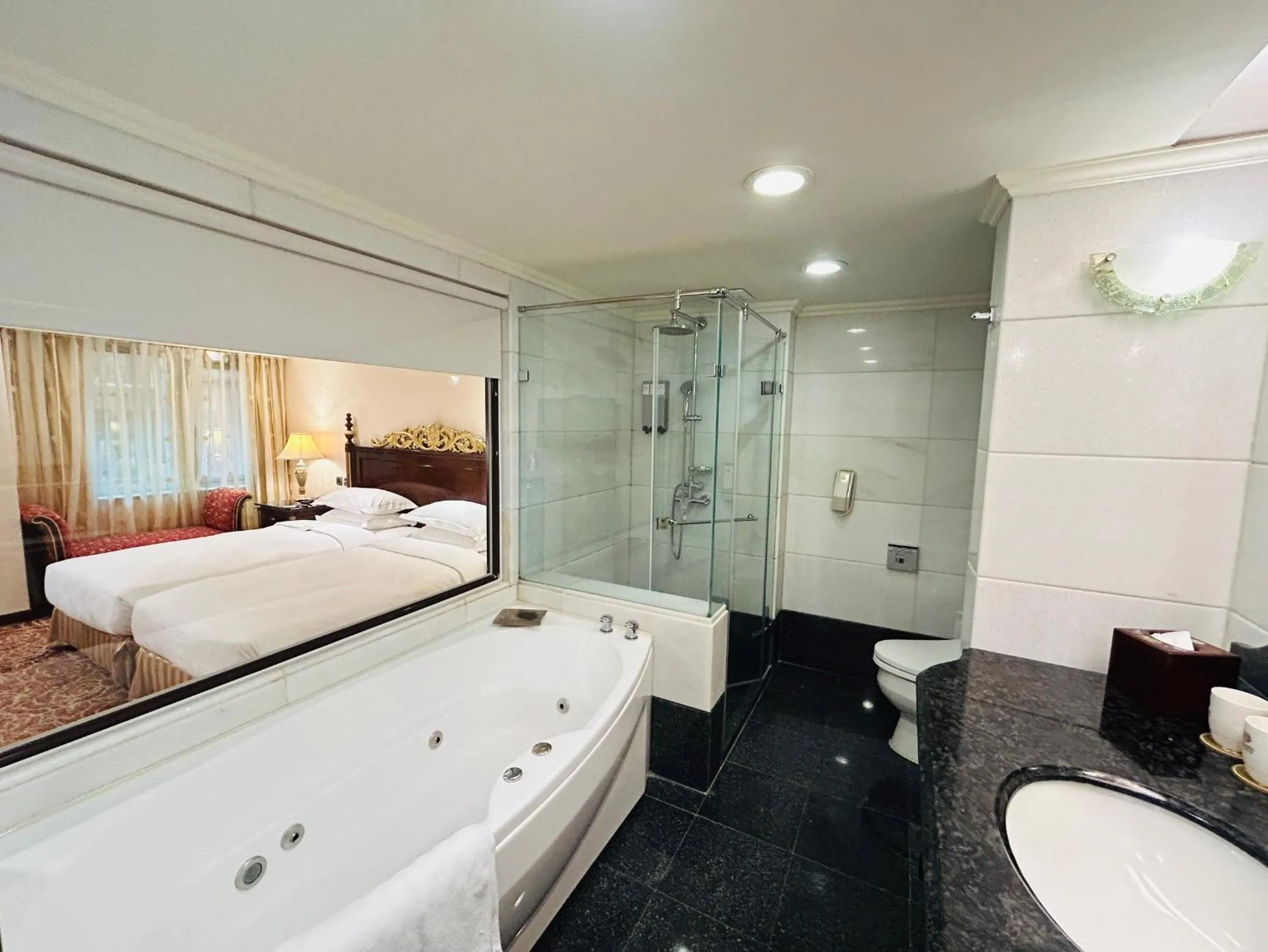 Bath, Bed in Royal Seasons Hotel Taipei ‧ Nanjing W.