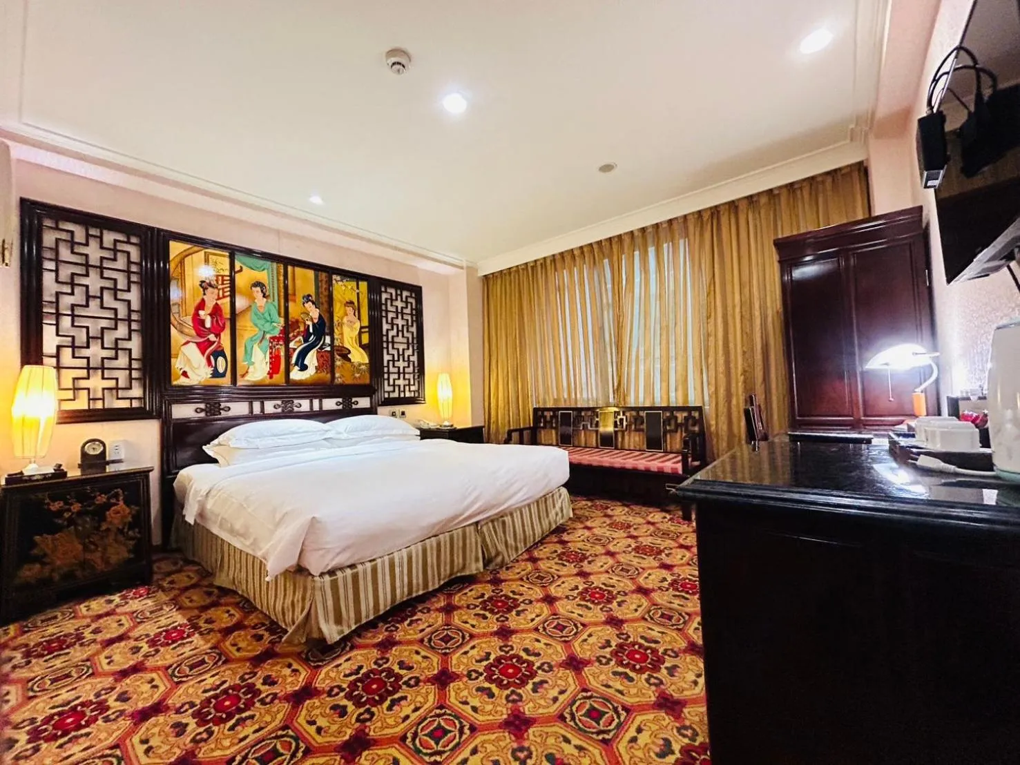 Bedroom, Bed in Royal Seasons Hotel Taipei ‧ Nanjing W.