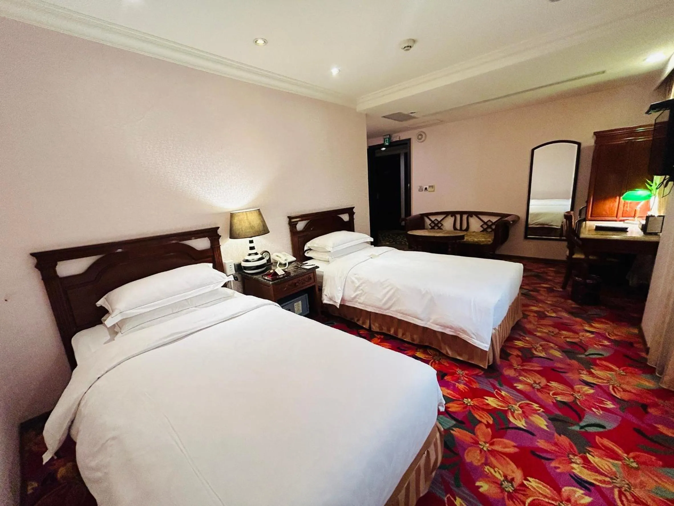 Bed in Royal Seasons Hotel Taipei ‧ Nanjing W.