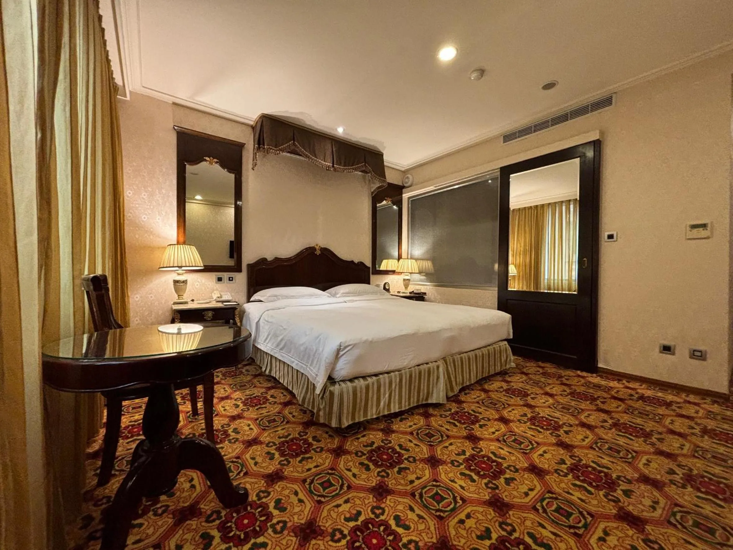 Bedroom, Bed in Royal Seasons Hotel Taipei ‧ Nanjing W.