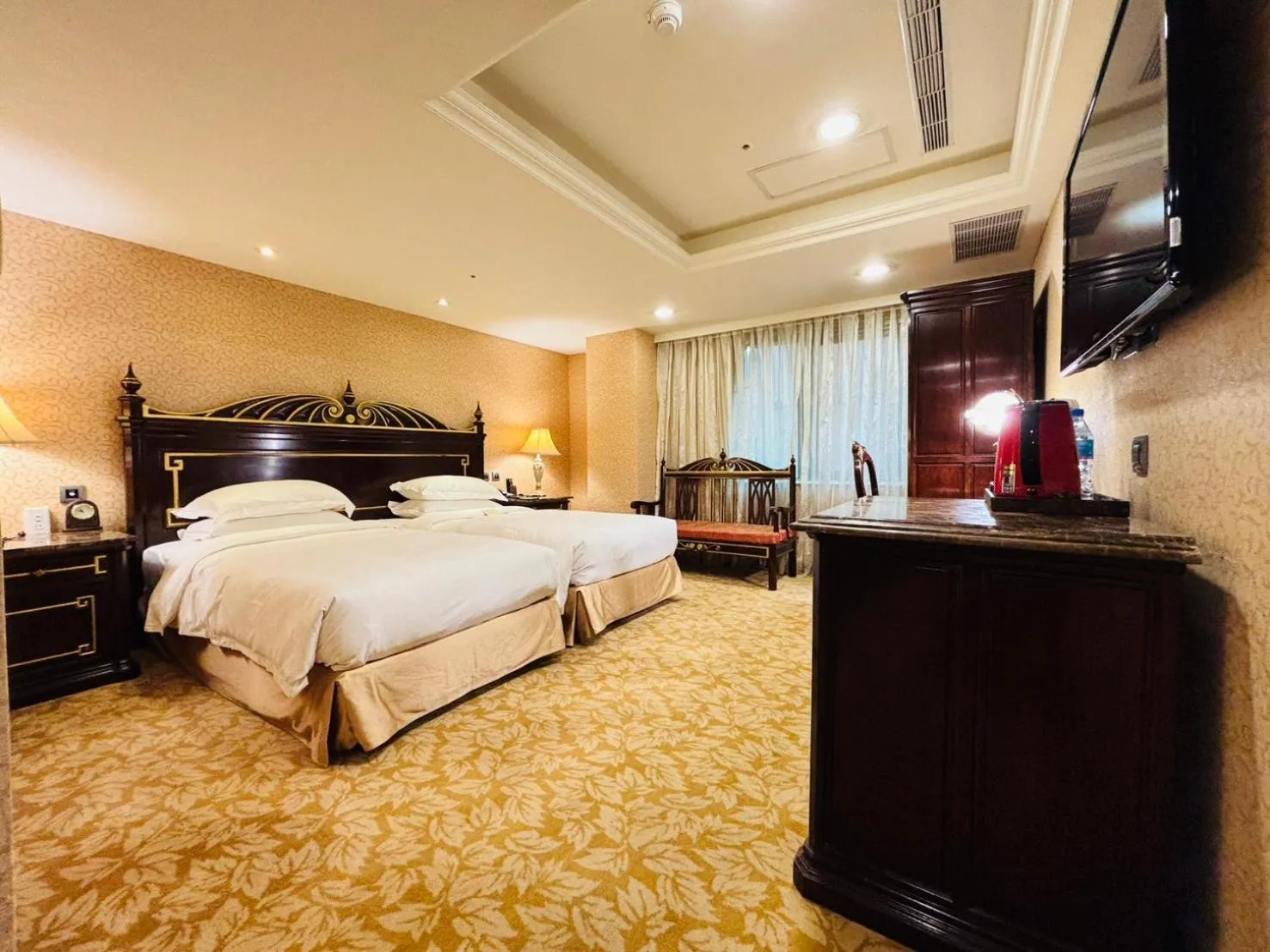 Photo of the whole room, Bed in Royal Seasons Hotel Taipei ‧ Nanjing W.