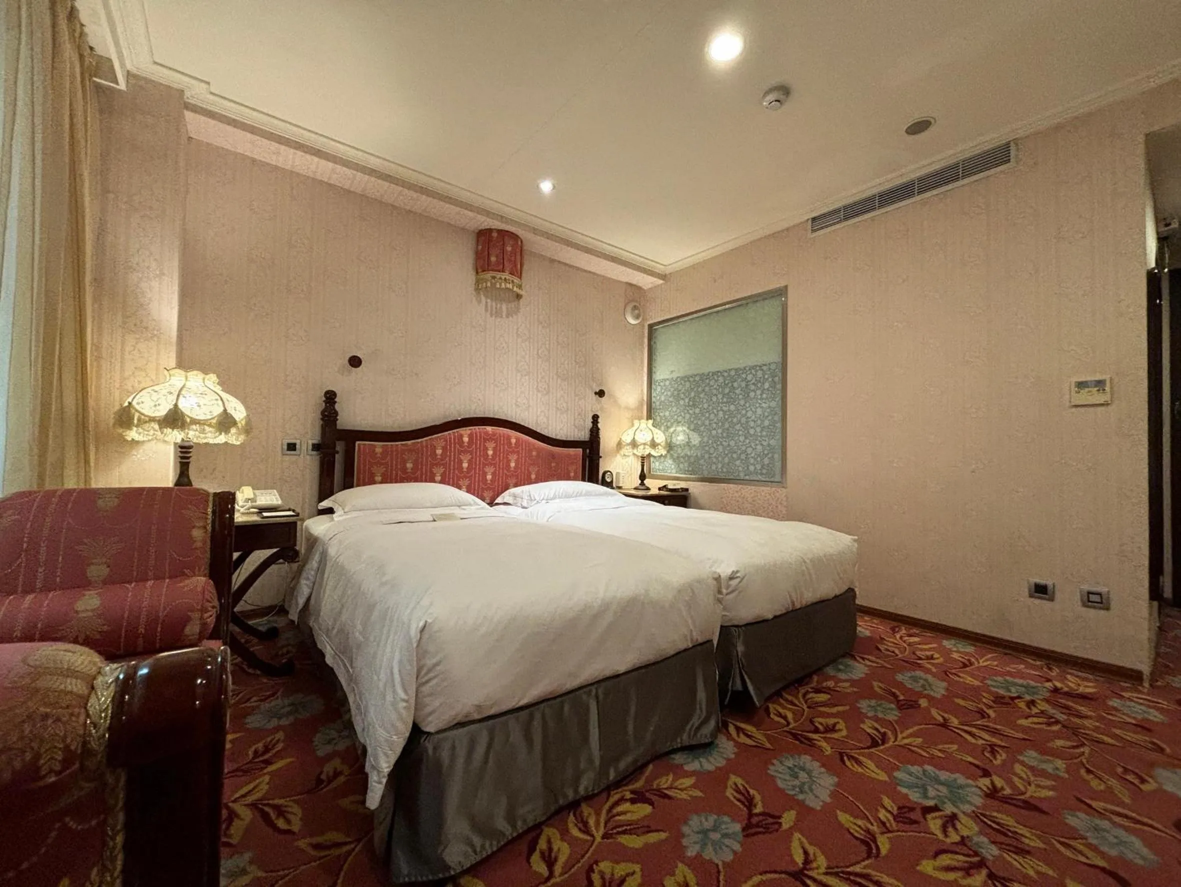 Bedroom, Bed in Royal Seasons Hotel Taipei ‧ Nanjing W.