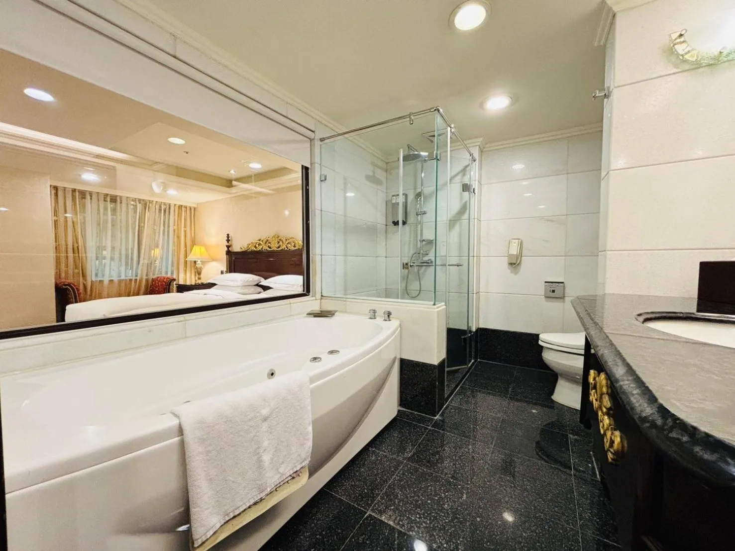 Photo of the whole room in Royal Seasons Hotel Taipei ‧ Nanjing W.