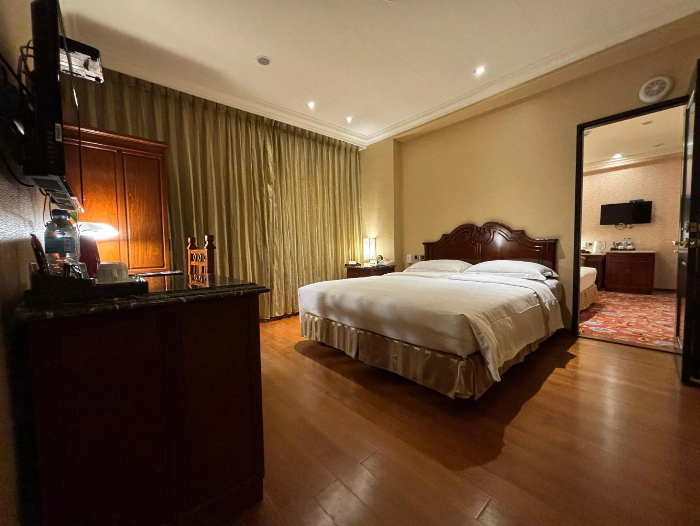 Bedroom, Bed in Royal Seasons Hotel Taipei ‧ Nanjing W.