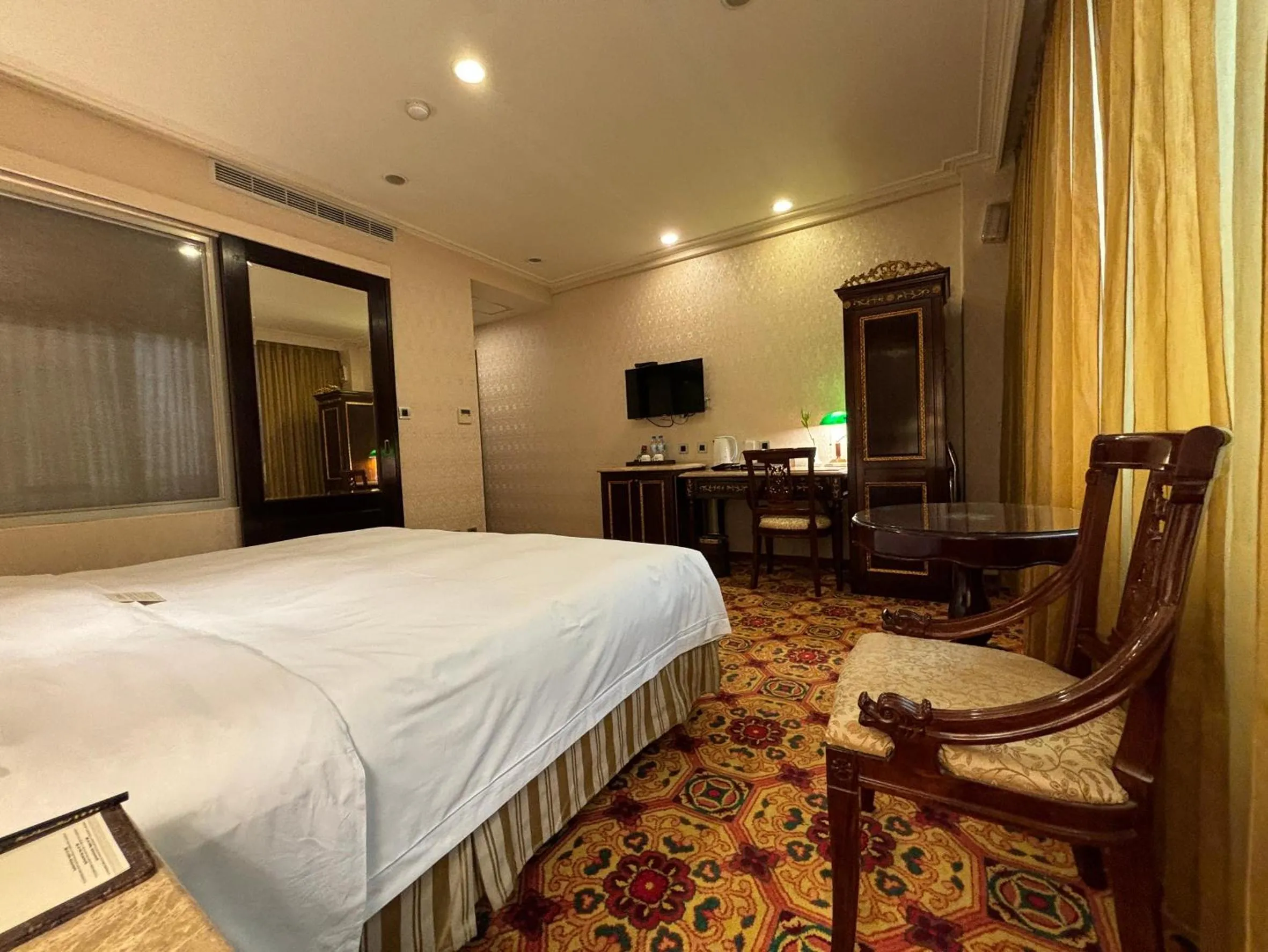 Bedroom, Bed in Royal Seasons Hotel Taipei ‧ Nanjing W.