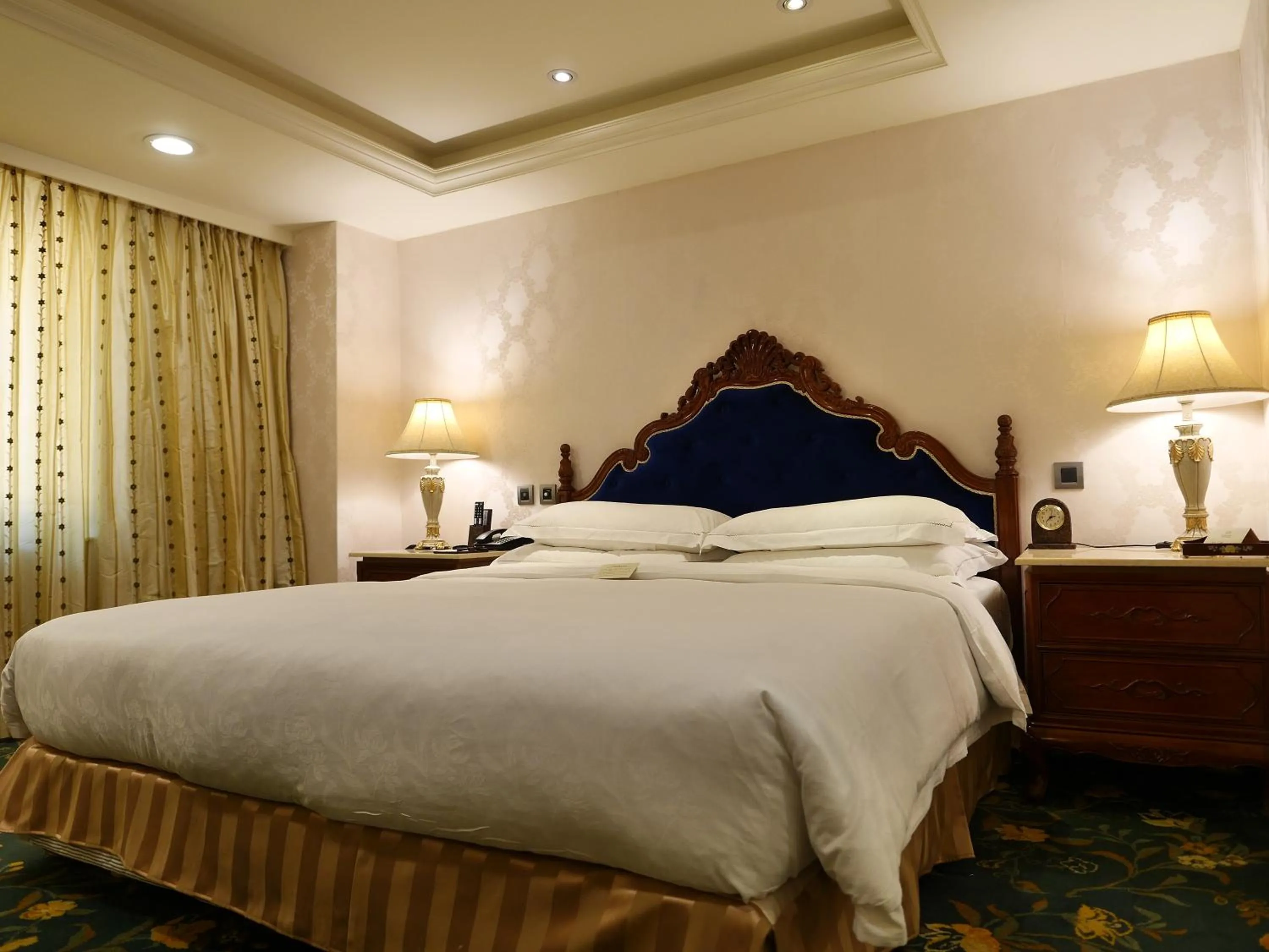 Bed in Royal Seasons Hotel Taipei ‧ Nanjing W.