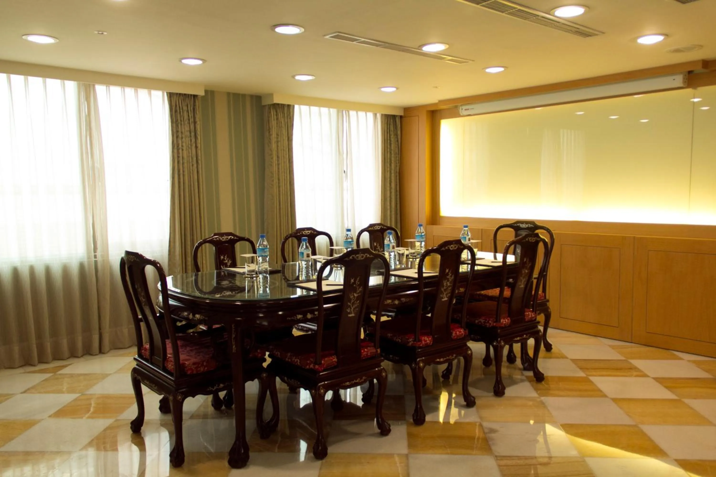 Business facilities in Royal Seasons Hotel Taipei ‧ Nanjing W.