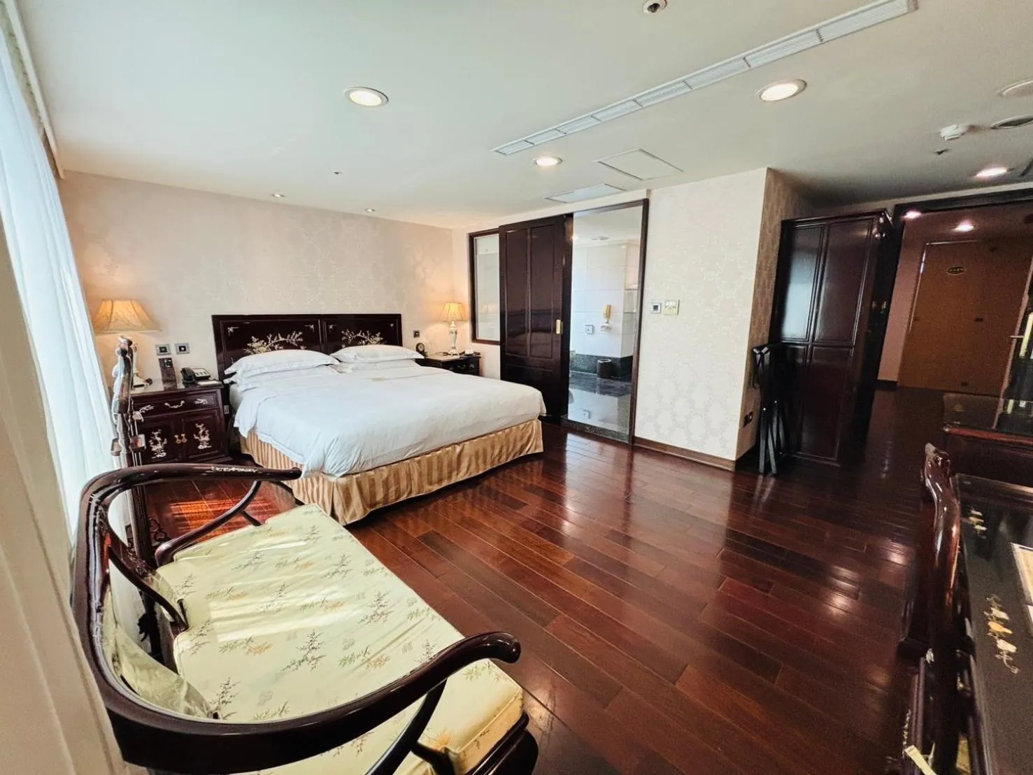 Photo of the whole room, Bed in Royal Seasons Hotel Taipei ‧ Nanjing W.