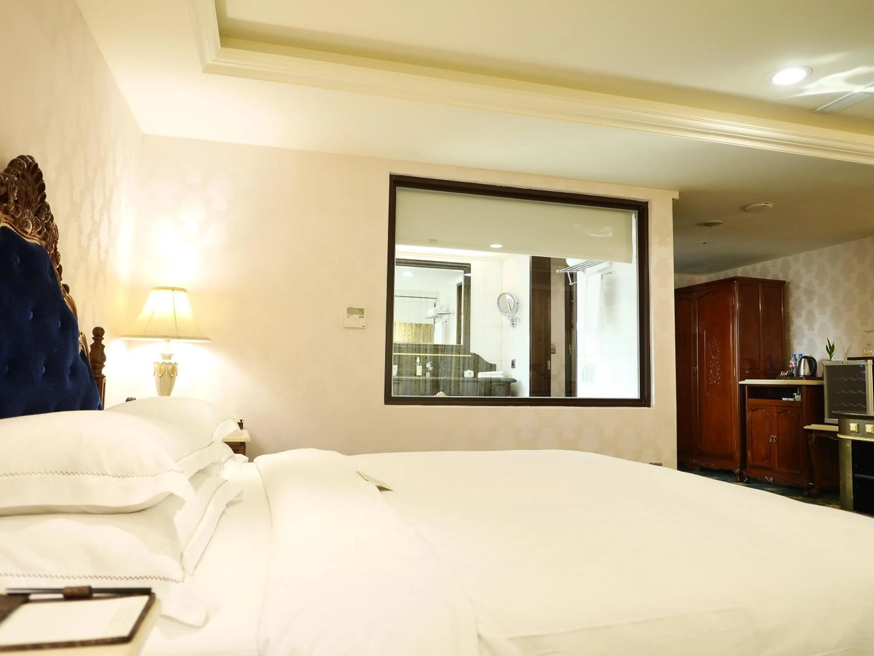 Bedroom, Bed in Royal Seasons Hotel Taipei ‧ Nanjing W.