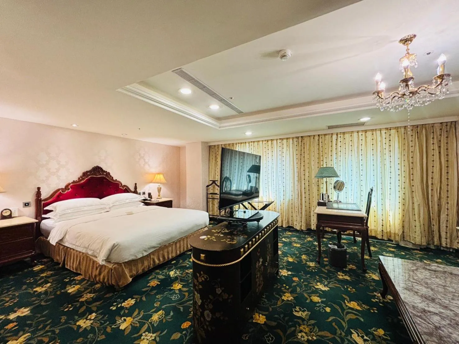 Photo of the whole room, Bed in Royal Seasons Hotel Taipei ‧ Nanjing W.