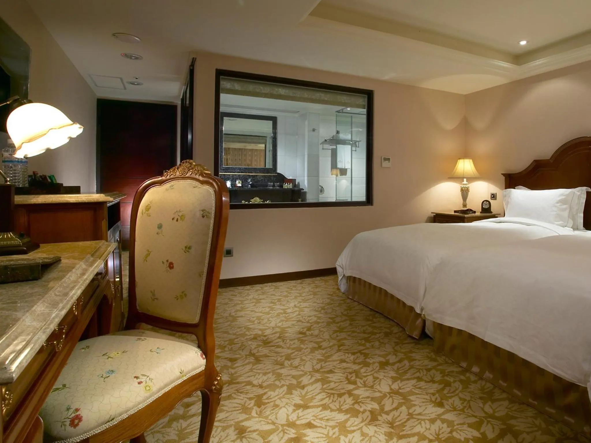 Photo of the whole room, Bed in Royal Seasons Hotel Taipei ‧ Nanjing W.