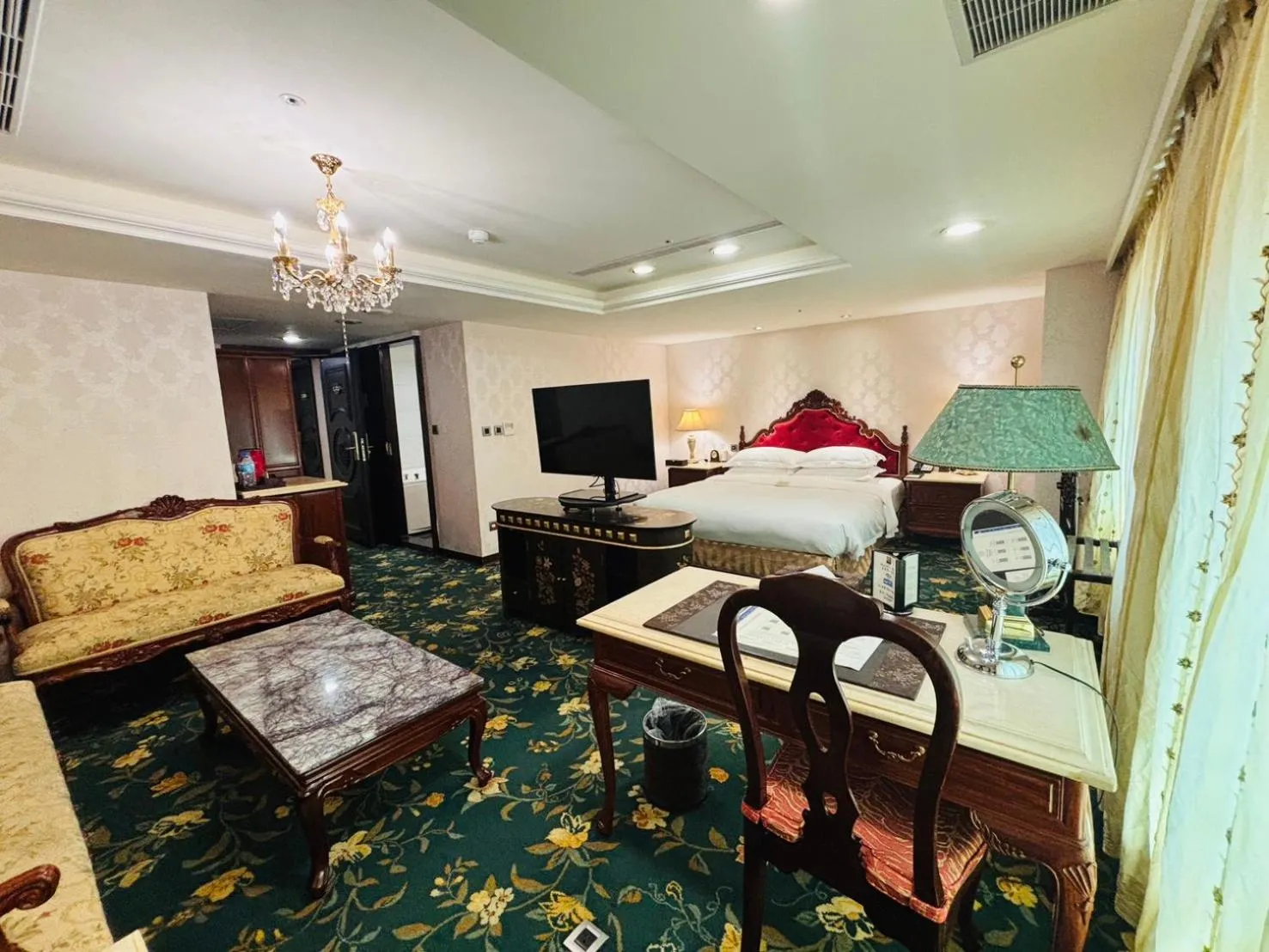 Photo of the whole room in Royal Seasons Hotel Taipei ‧ Nanjing W.