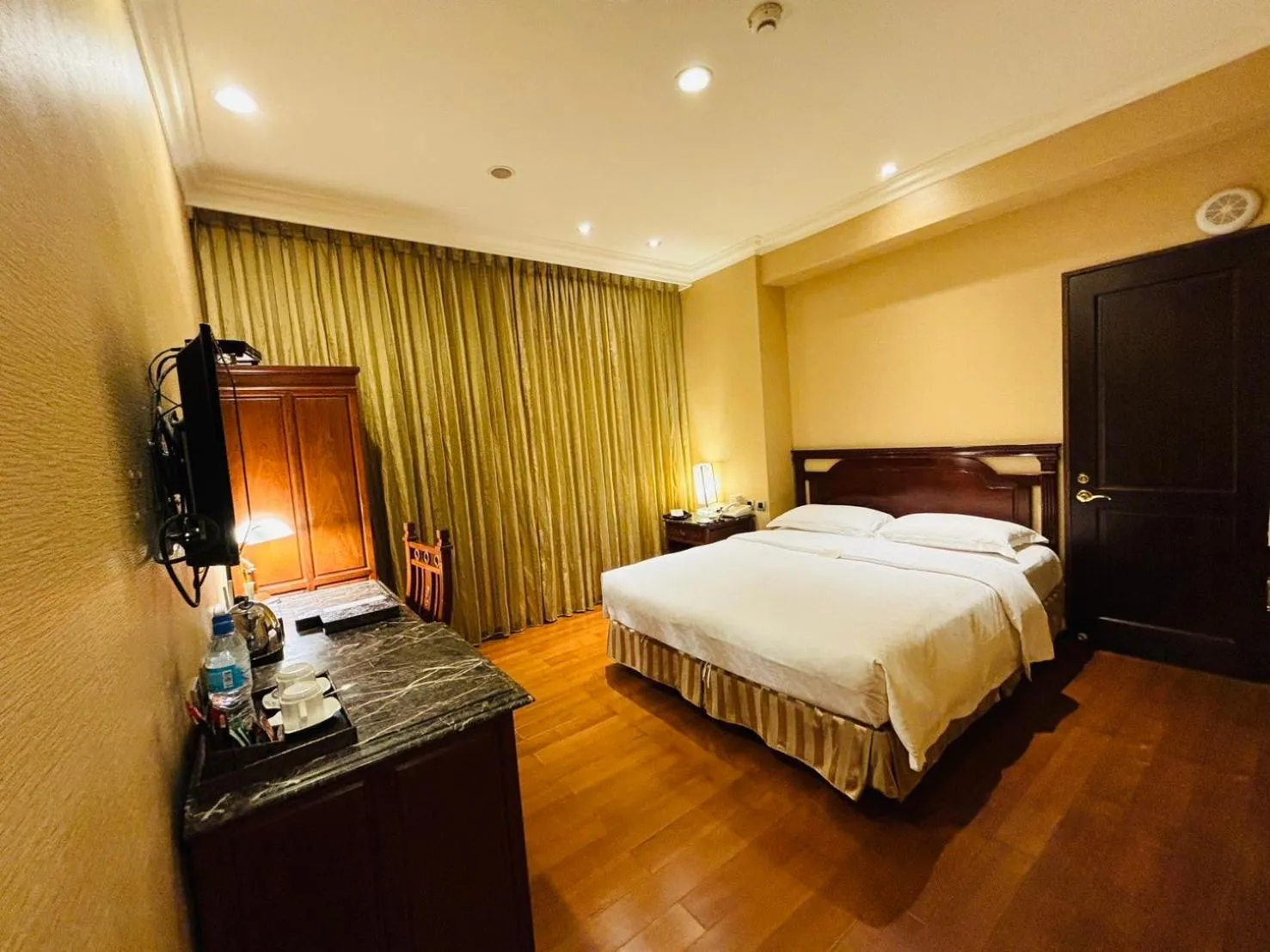 Seating area, Bed in Royal Seasons Hotel Taipei ‧ Nanjing W.