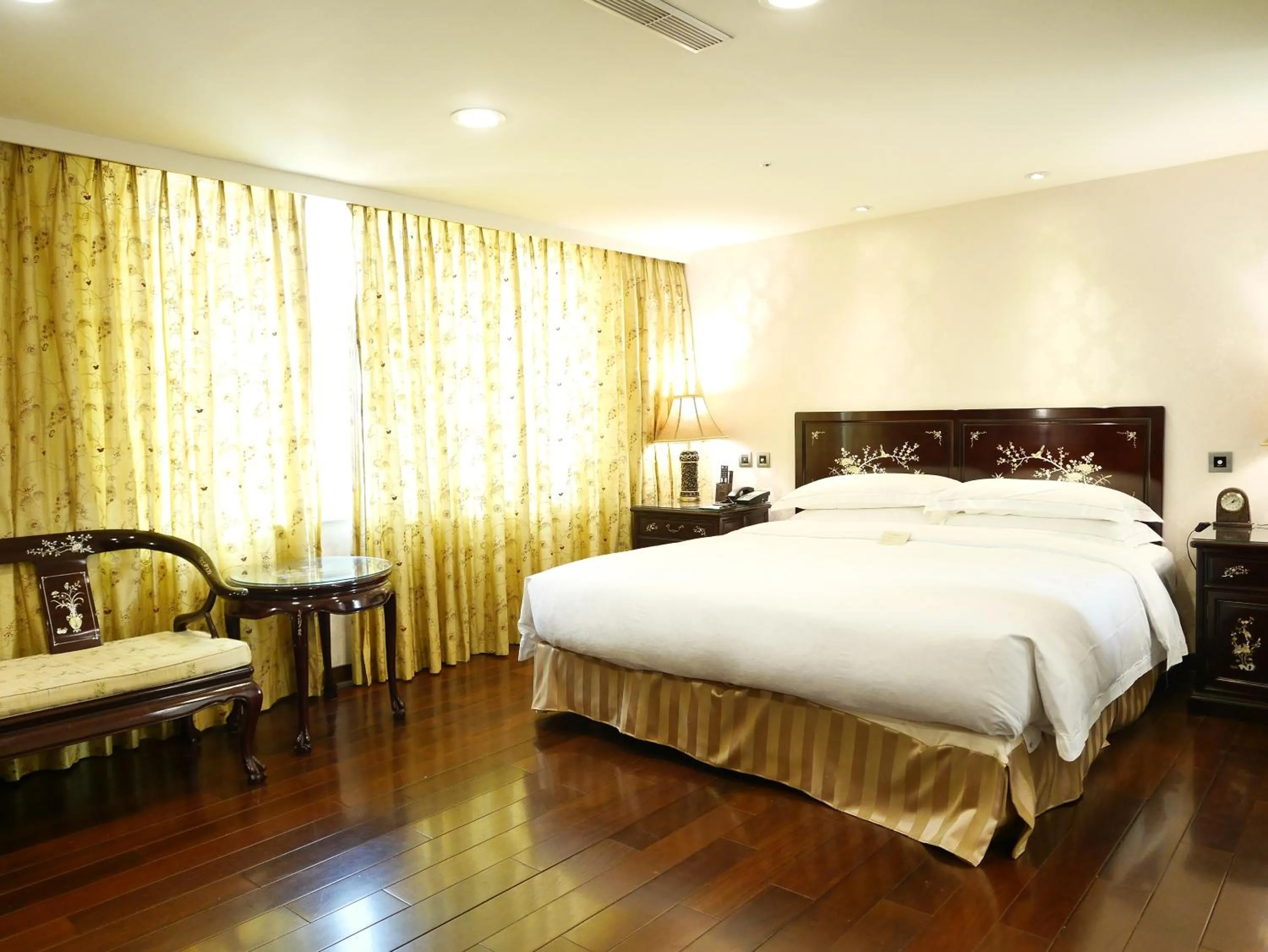 View (from property/room), Bed in Royal Seasons Hotel Taipei ‧ Nanjing W.