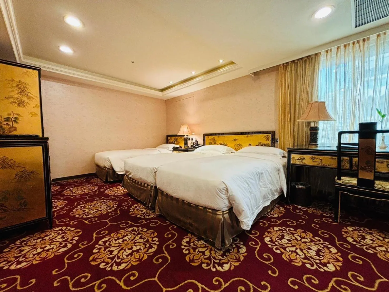 Bedroom, Bed in Royal Seasons Hotel Taipei ‧ Nanjing W.