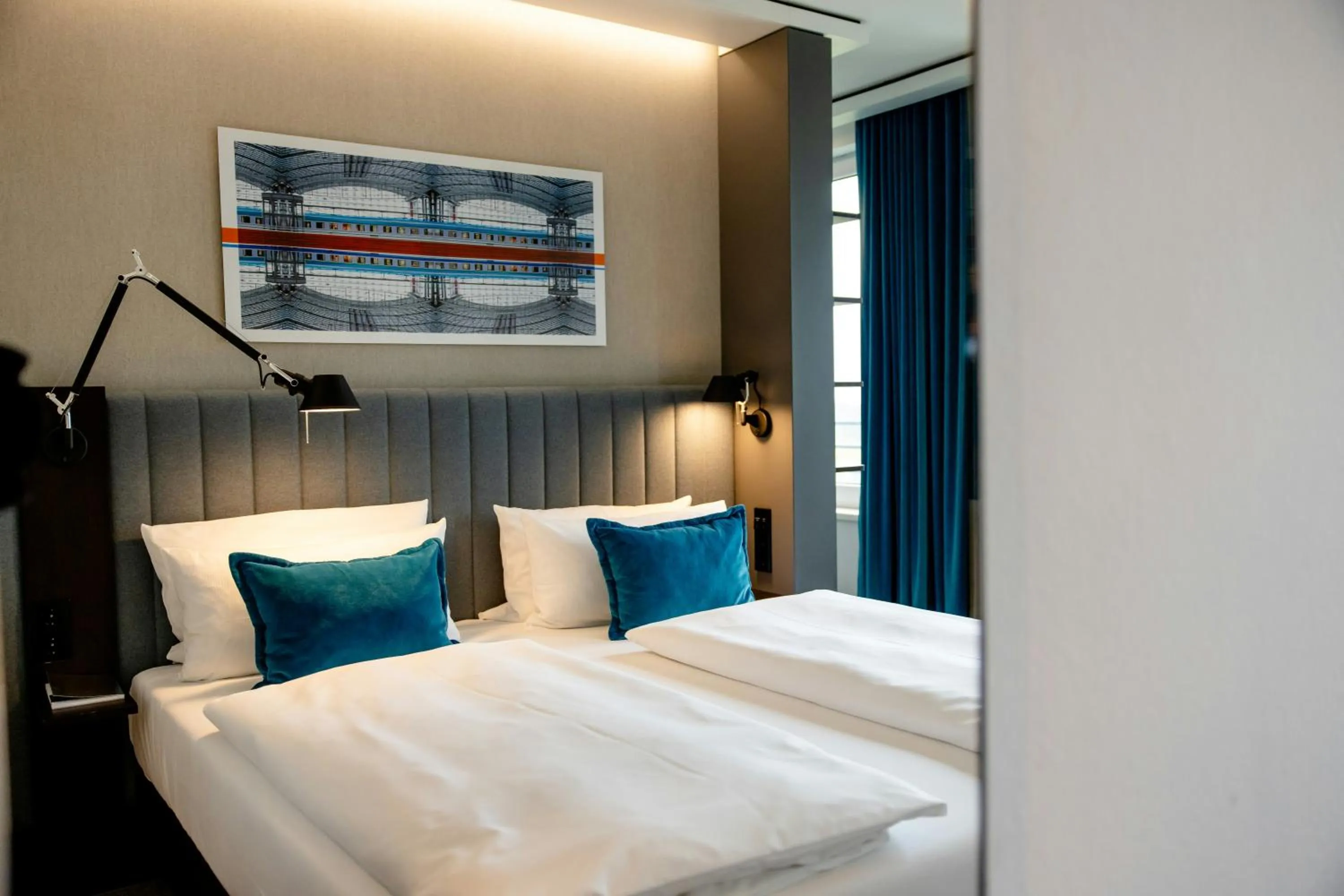 Photo of the whole room, Bed in Motel One Berlin-Hauptbahnhof