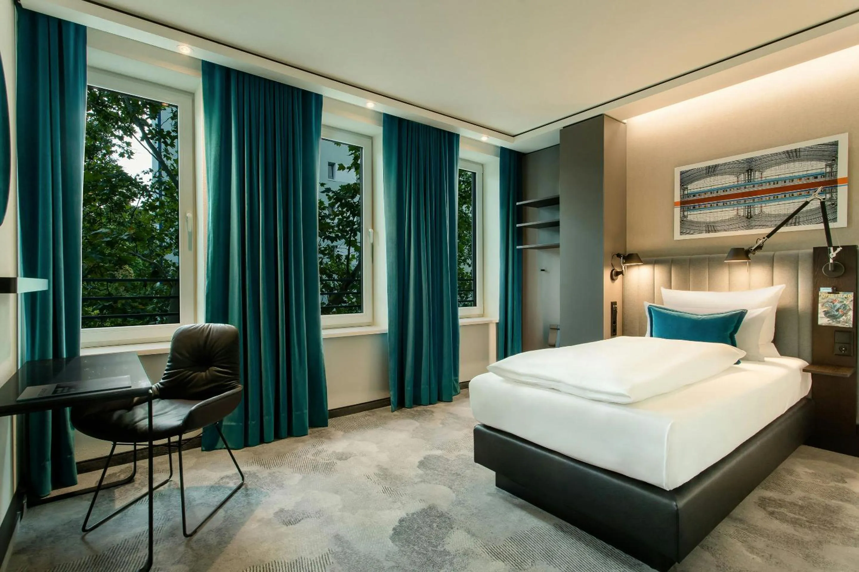 Photo of the whole room, Bed in Motel One Berlin-Hauptbahnhof