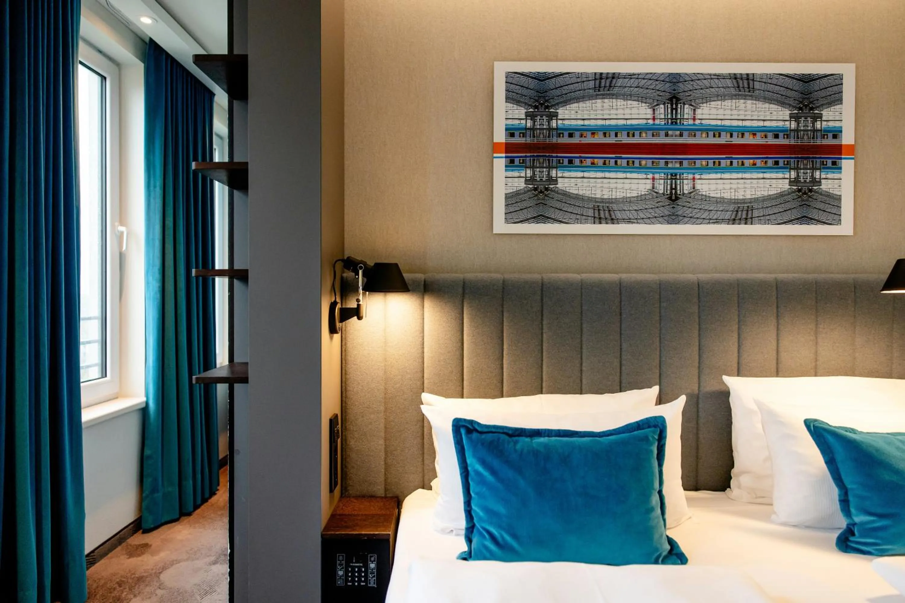Photo of the whole room, Bed in Motel One Berlin-Hauptbahnhof