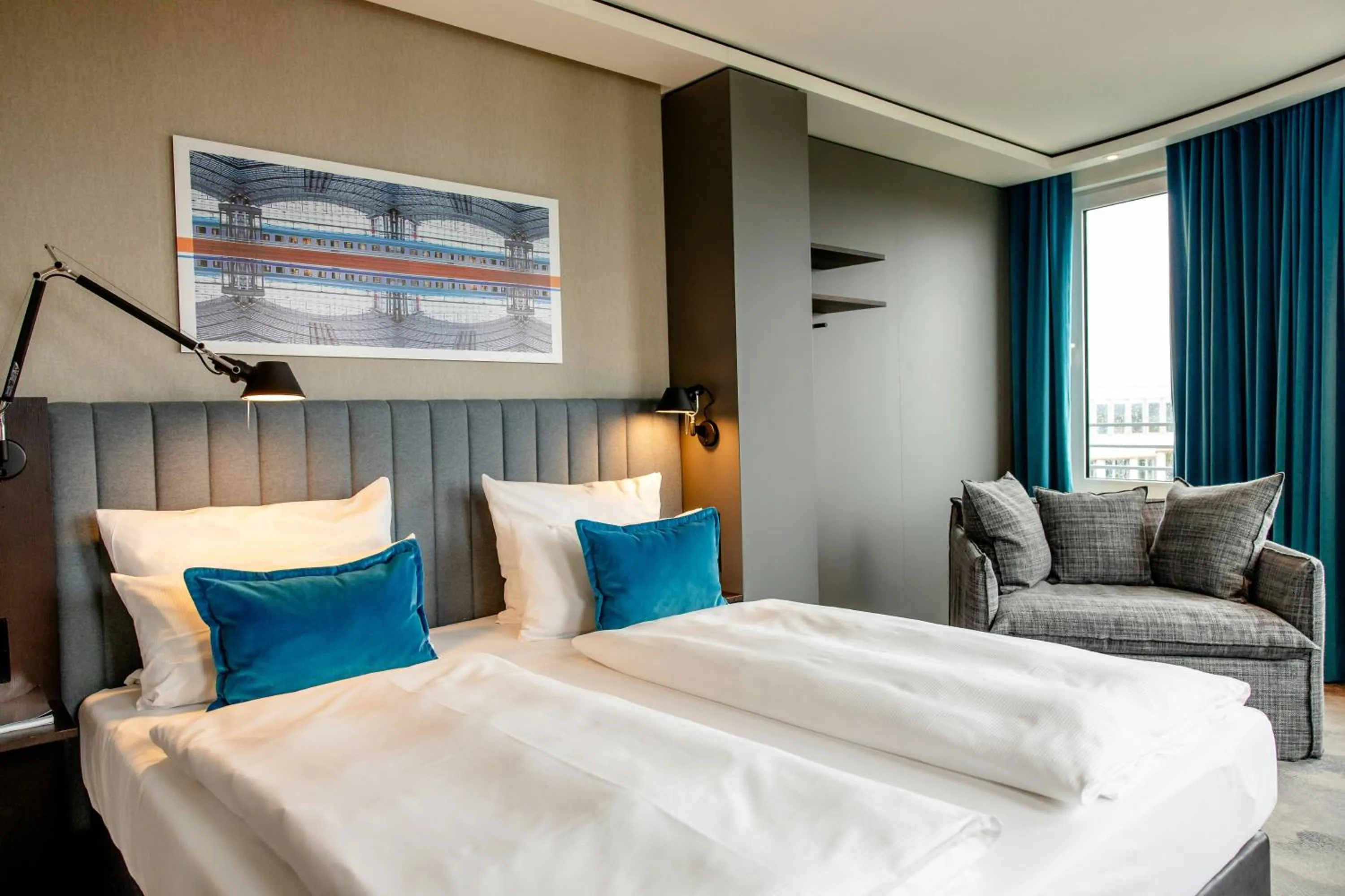 Photo of the whole room, Bed in Motel One Berlin-Hauptbahnhof