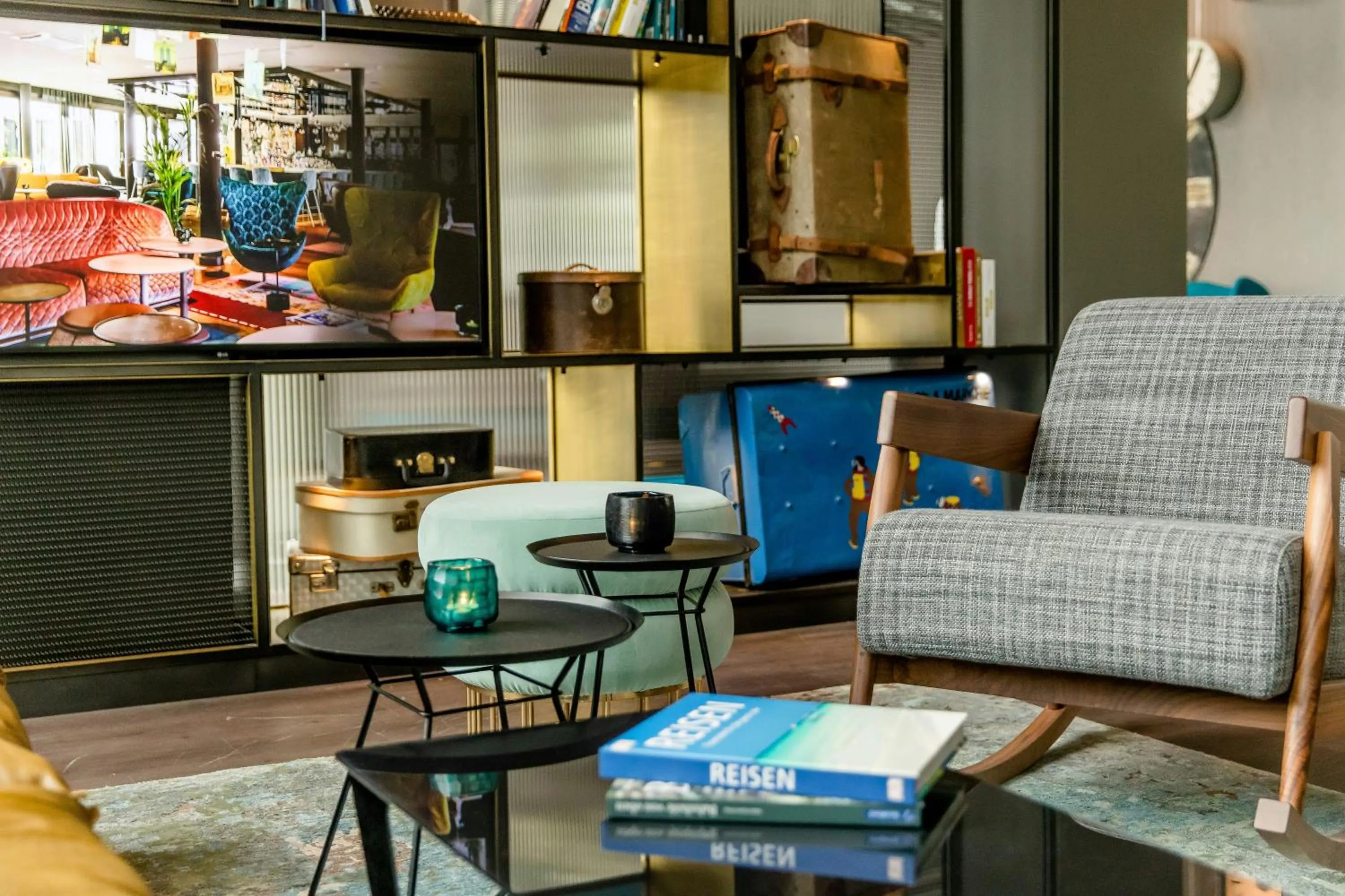 Lounge or bar in Motel One Berlin-Hauptbahnhof