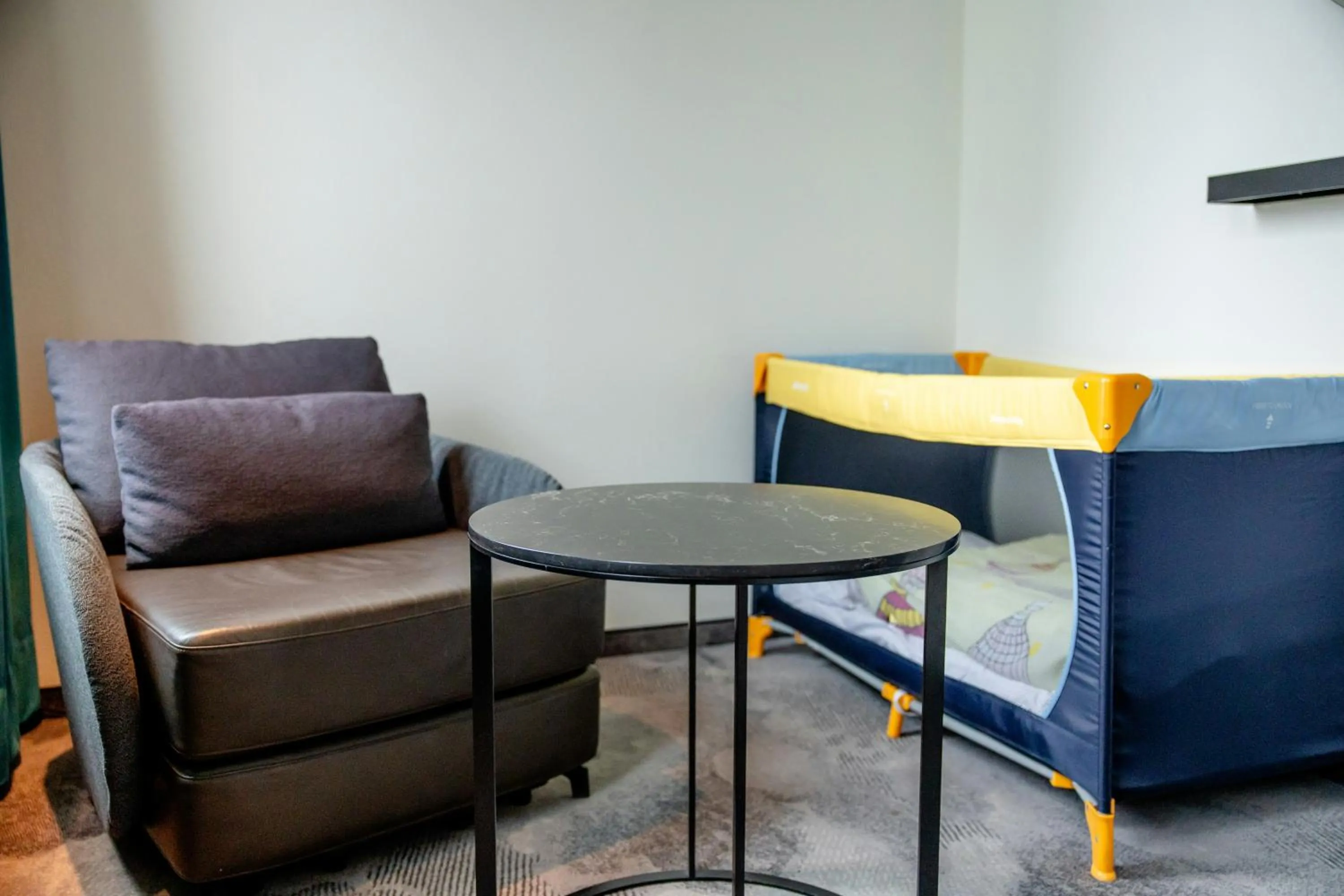 Photo of the whole room in Motel One Berlin-Hauptbahnhof