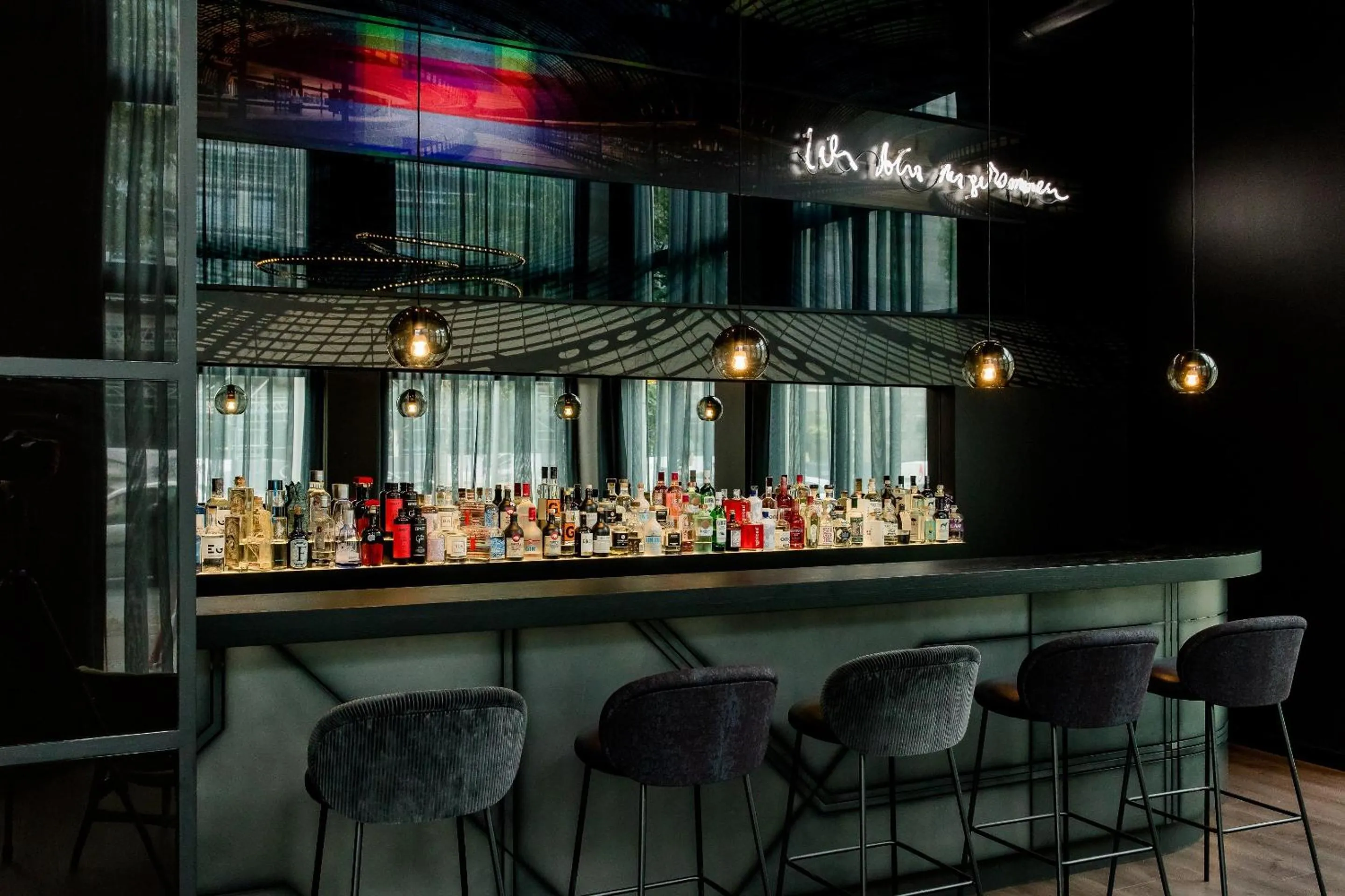 Lounge or bar in Motel One Berlin-Hauptbahnhof