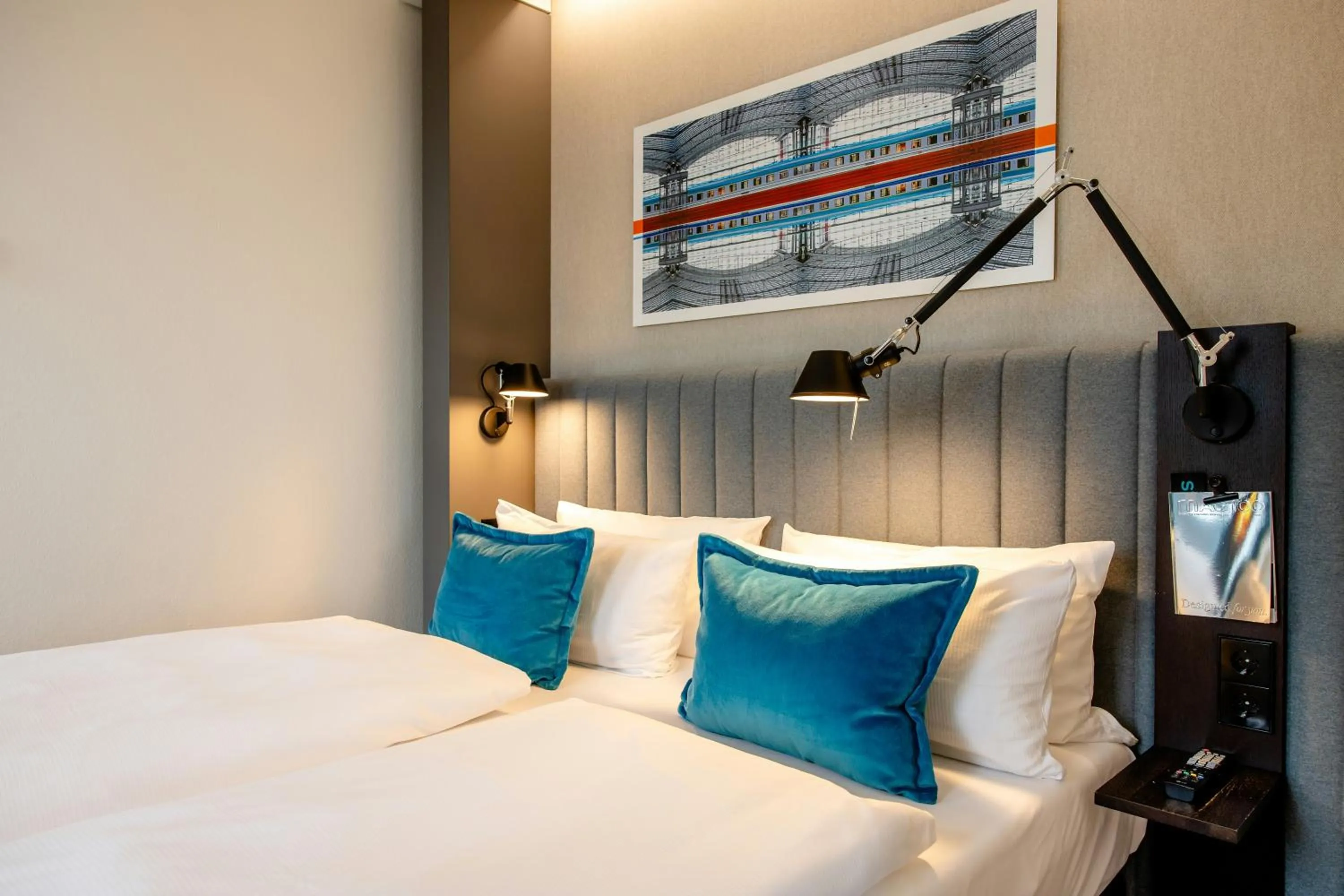 Photo of the whole room, Bed in Motel One Berlin-Hauptbahnhof