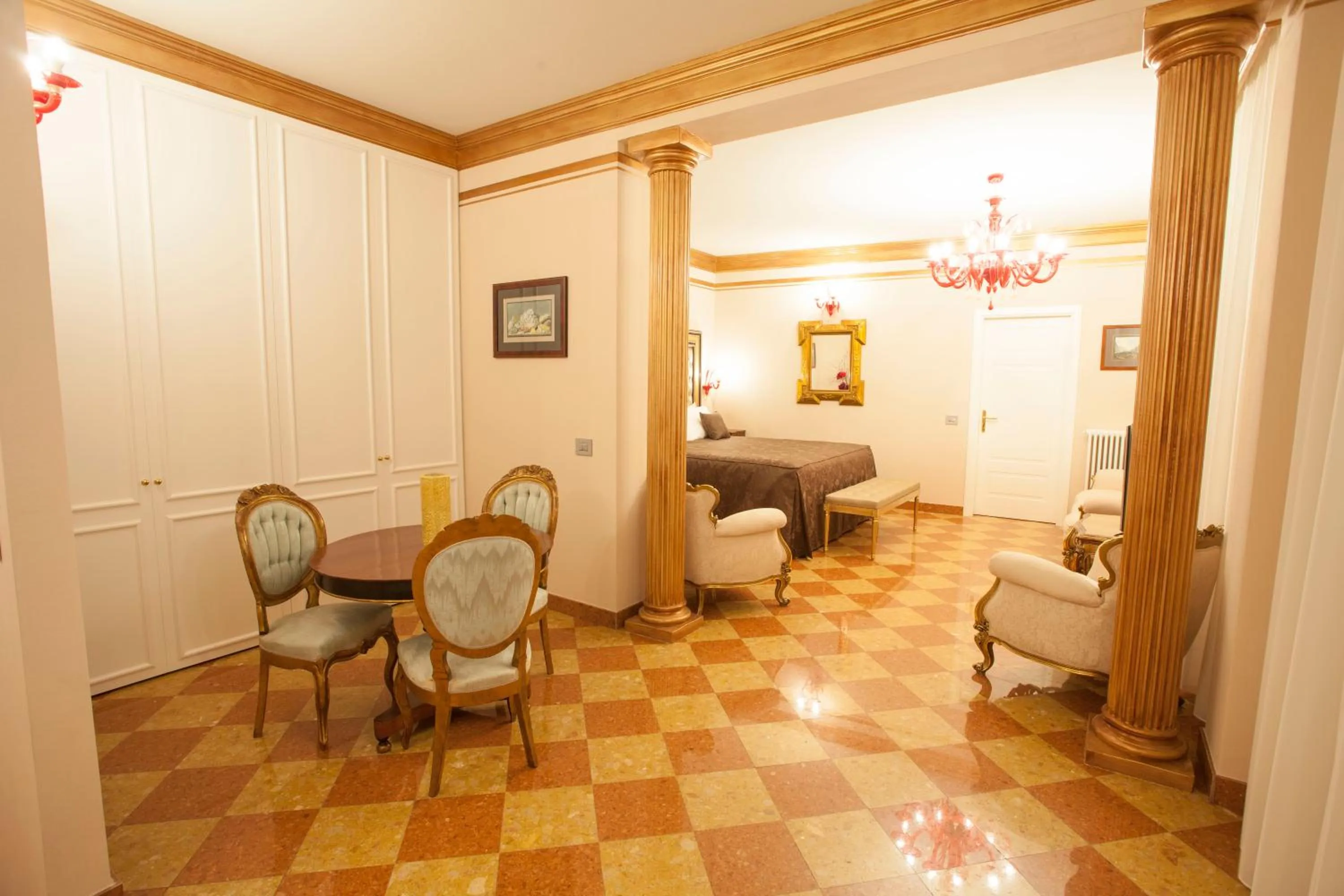 Property building, Bed in Martins Residence de Luxe