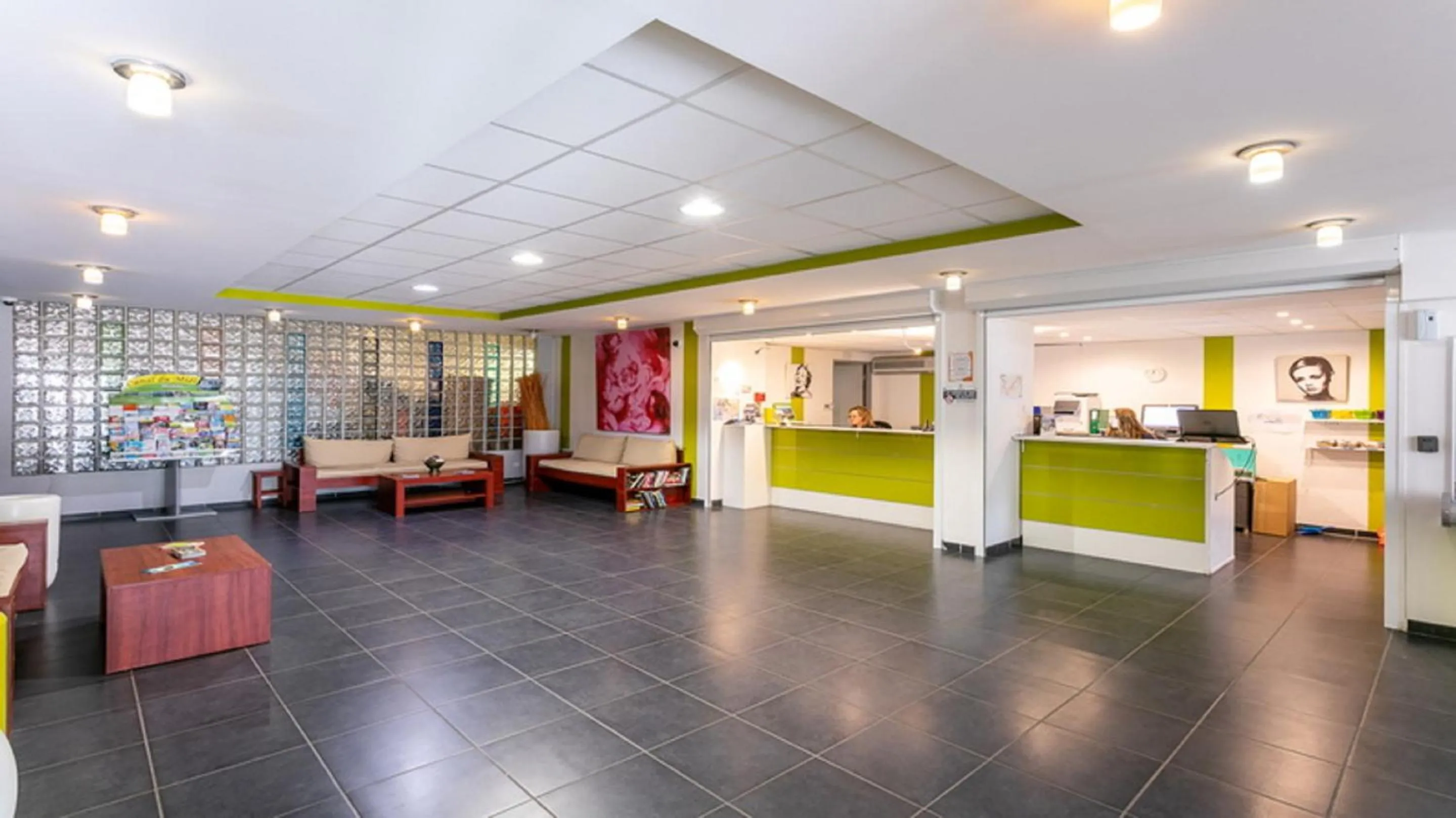 Lobby or reception in Vacancéole - Résidence Le Saint Clair