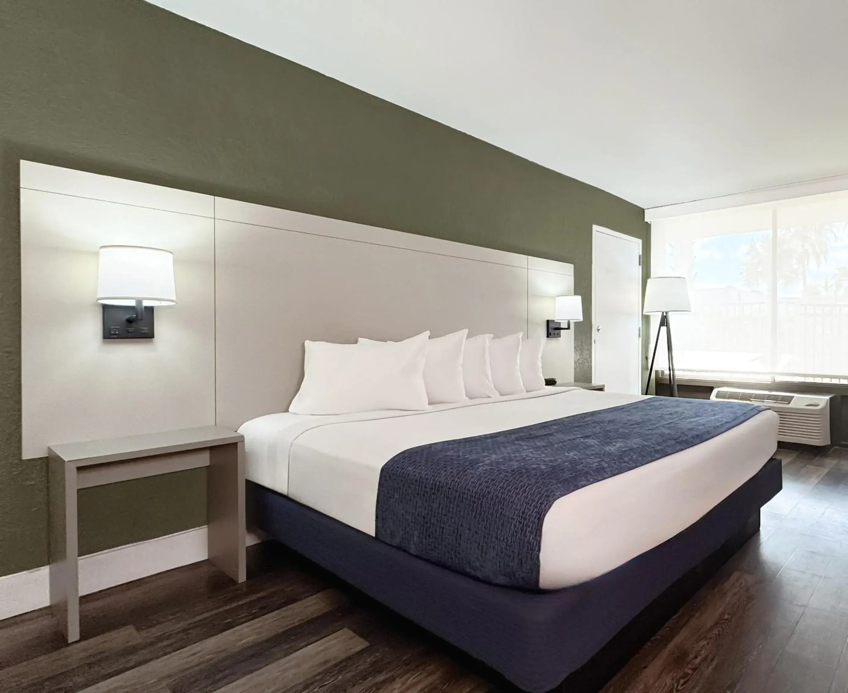 King Room with Mobility Access and Bathtub with Grab Bars, Non-Smoking in Wyndham I-Drive Avanti Resort & Conference Center King Room with Mobility Access and Bathtub with Grab Bars, Non-Smoking in Wyndham I-Drive Avanti Resort & Conference Center