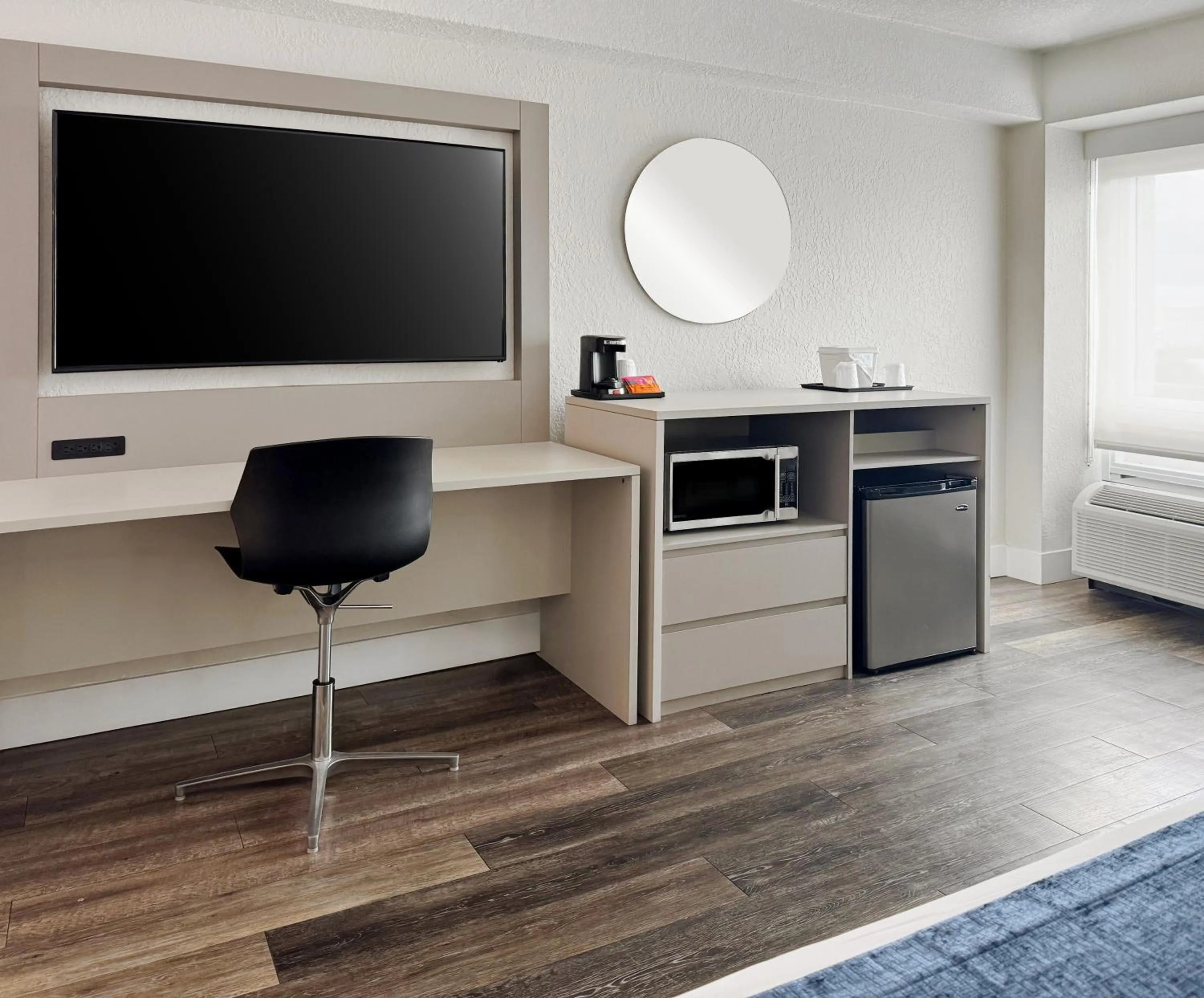 TV and multimedia in Wyndham I-Drive Avanti Resort & Conference Center