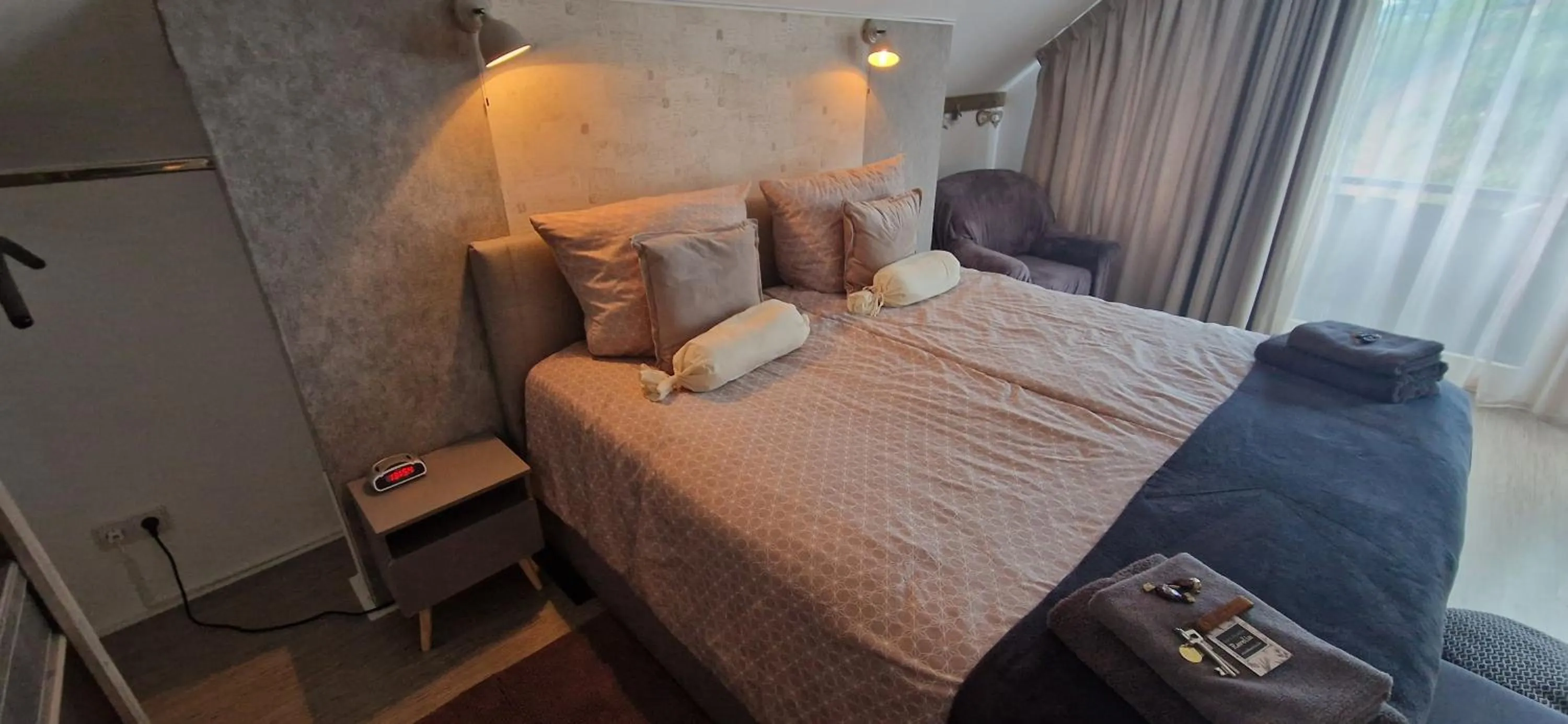 People, Bed in Bed & Breakfast Ravelin