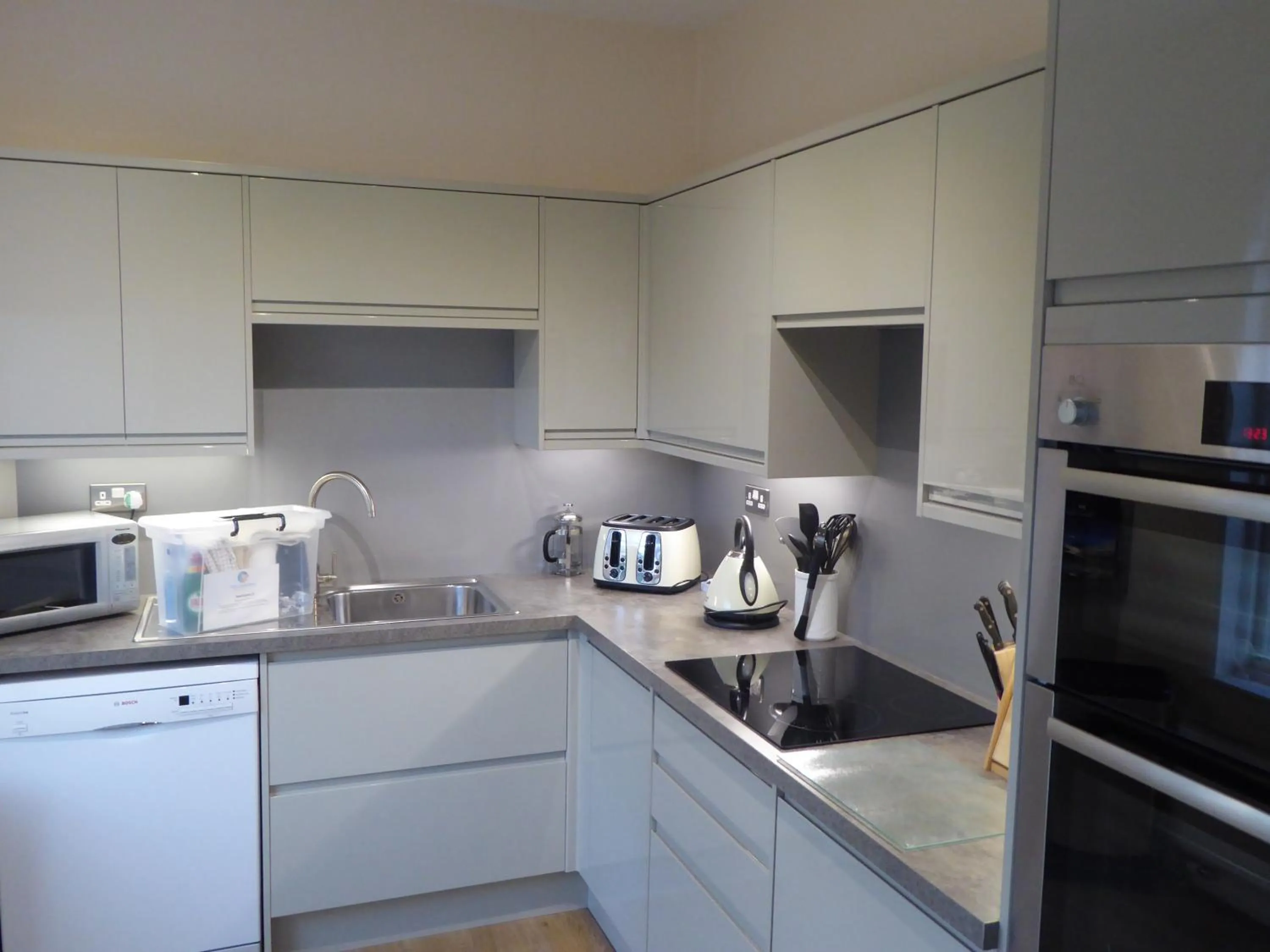 Kitchen or kitchenette in The Osborne Apartments