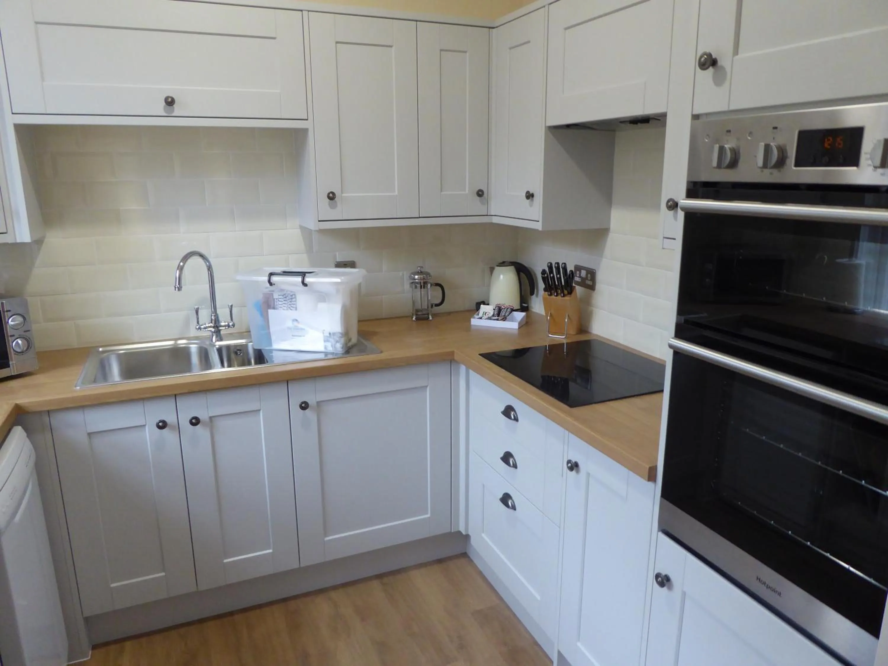 Kitchen or kitchenette in The Osborne Apartments