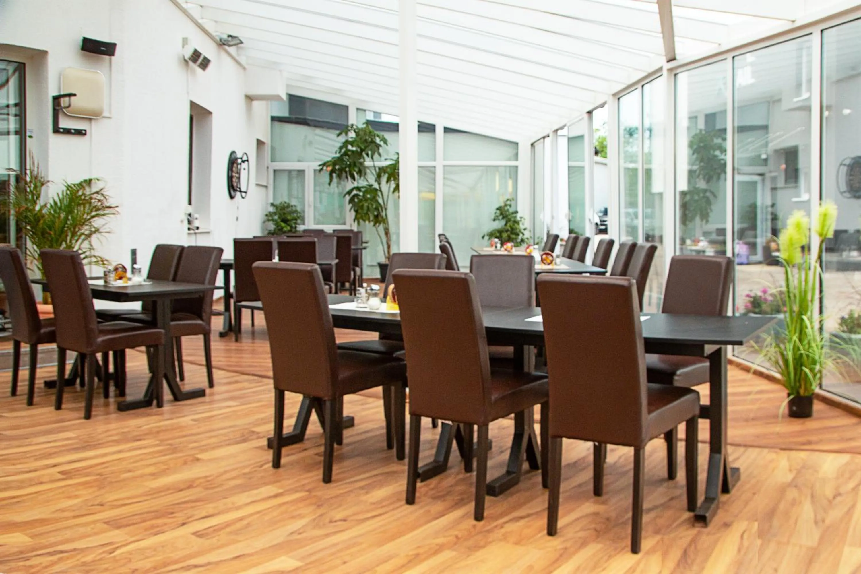 Restaurant/places to eat in Hotel Khail