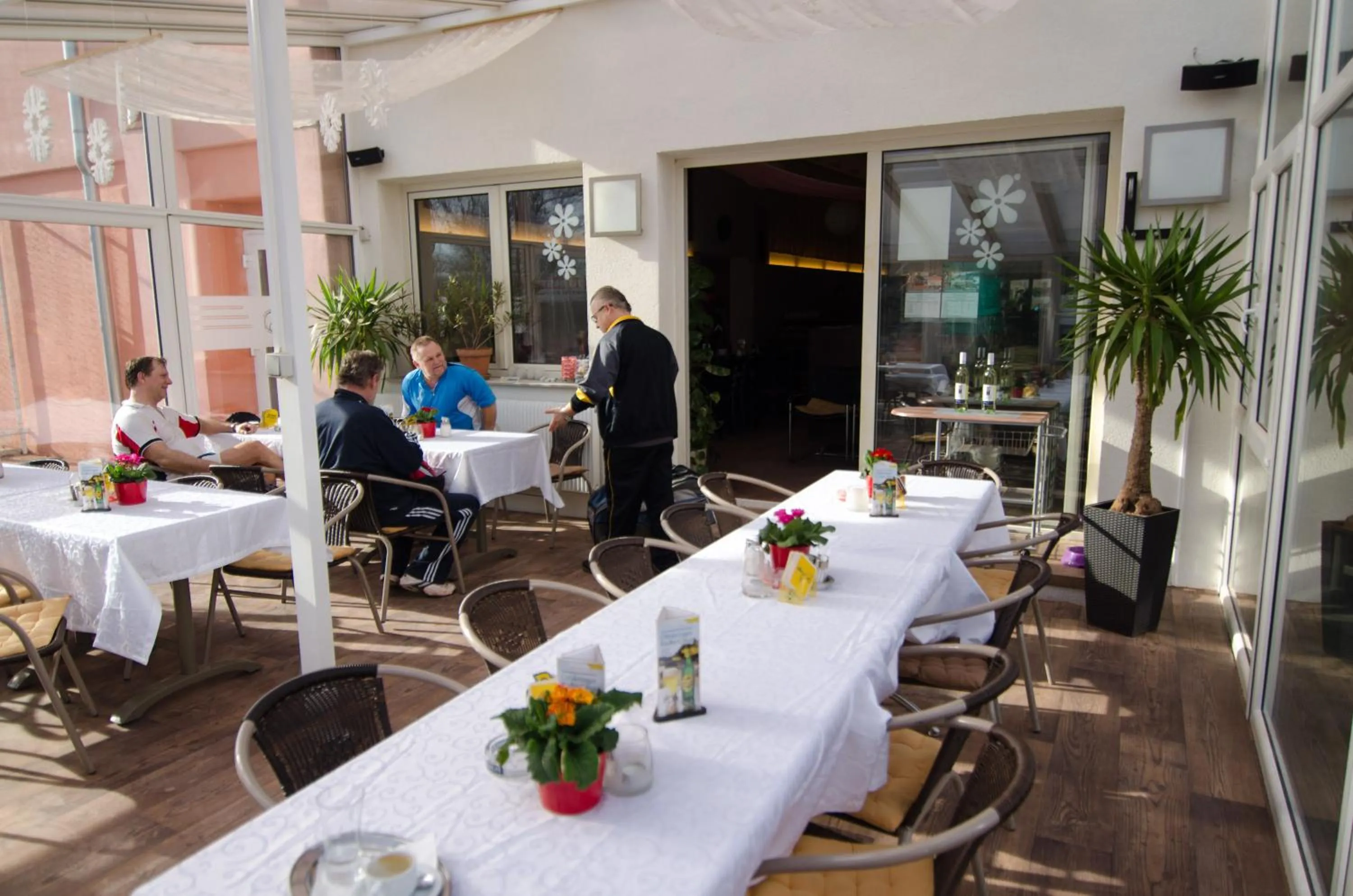 Restaurant/places to eat in Hotel Khail