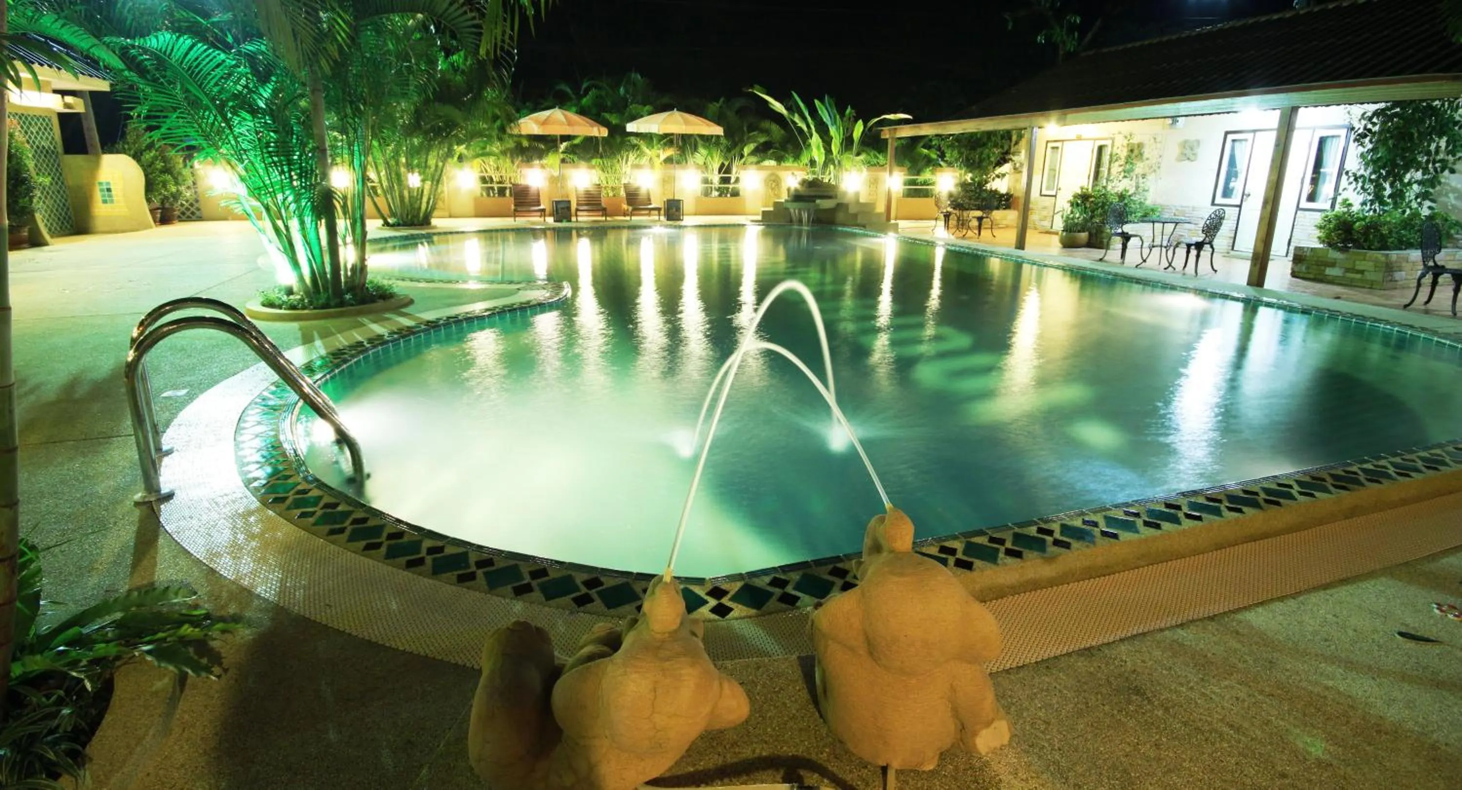 Swimming pool in Baanplaidoi Resort