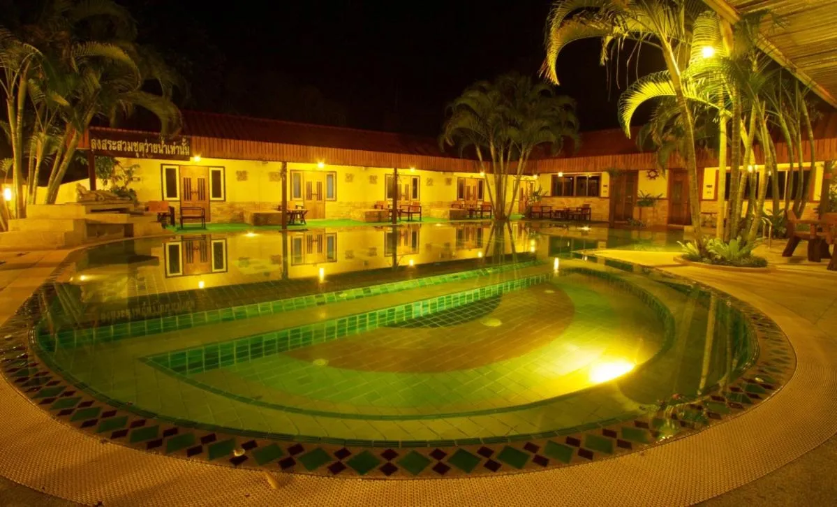Swimming pool in Baanplaidoi Resort